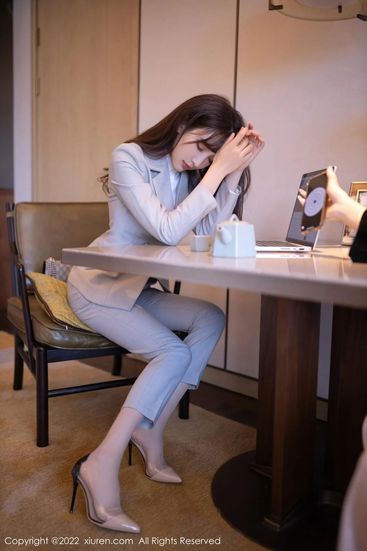 陆萱萱北京旅拍催眠主题脱灰色制服露红色蕾丝内衣绝美写真 第 14 张