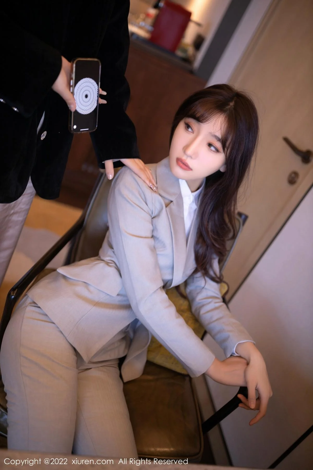 陆萱萱北京旅拍催眠主题脱灰色制服露红色蕾丝内衣绝美写真 第 15 张