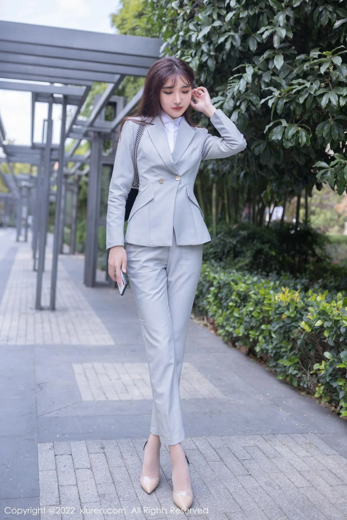 陆萱萱北京旅拍催眠主题脱灰色制服露红色蕾丝内衣绝美写真 第 2 张