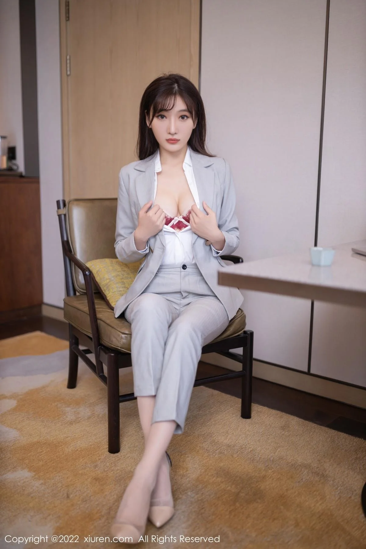 陆萱萱北京旅拍催眠主题脱灰色制服露红色蕾丝内衣绝美写真 第 25 张
