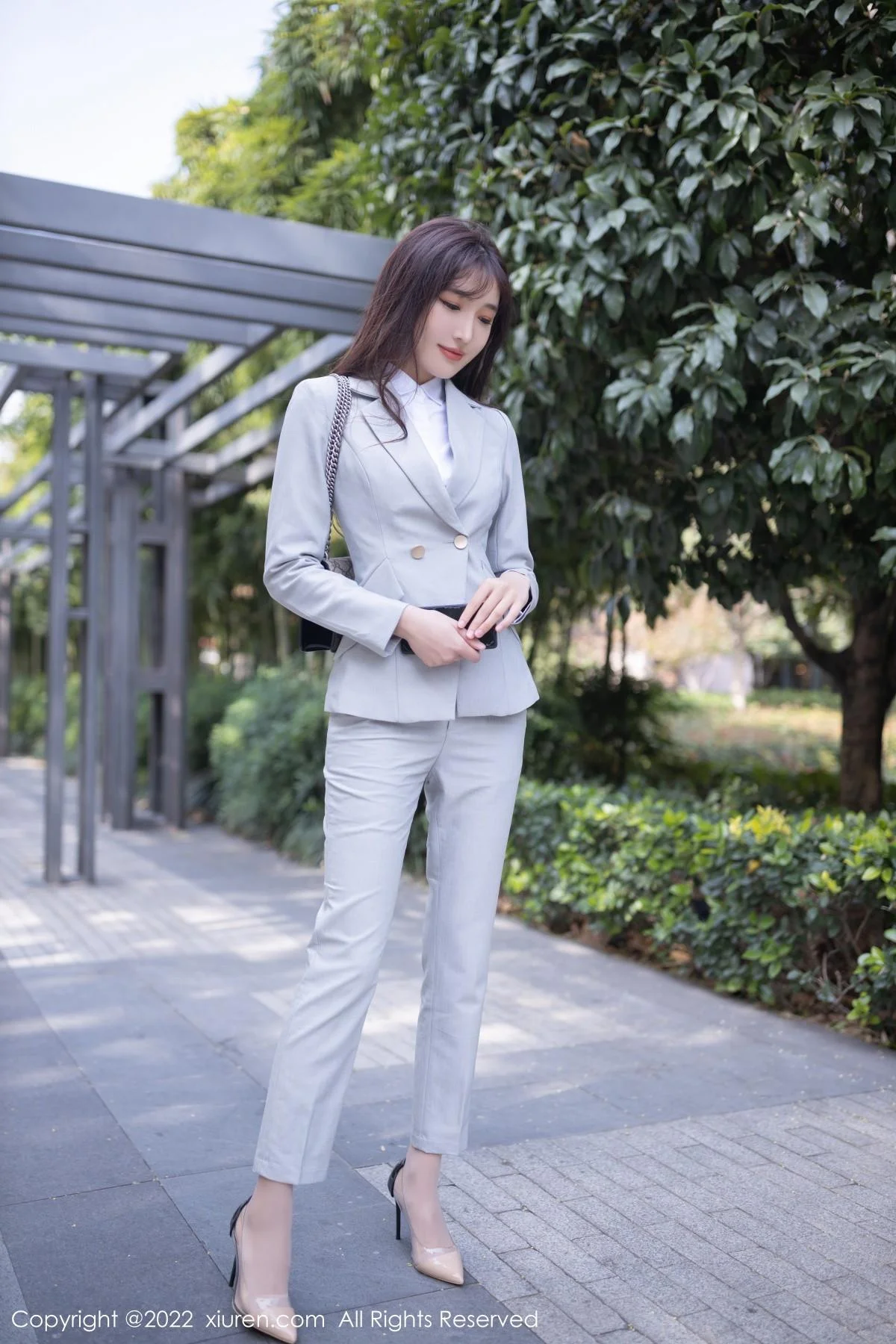 陆萱萱北京旅拍催眠主题脱灰色制服露红色蕾丝内衣绝美写真 第 3 张