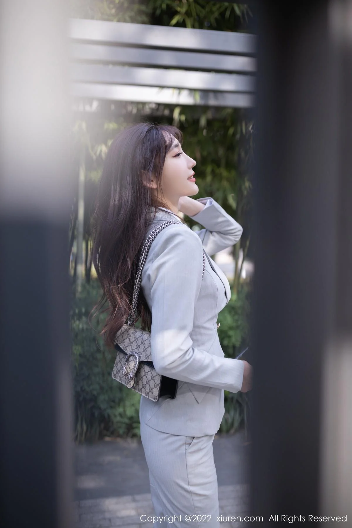 陆萱萱北京旅拍催眠主题脱灰色制服露红色蕾丝内衣绝美写真 第 4 张
