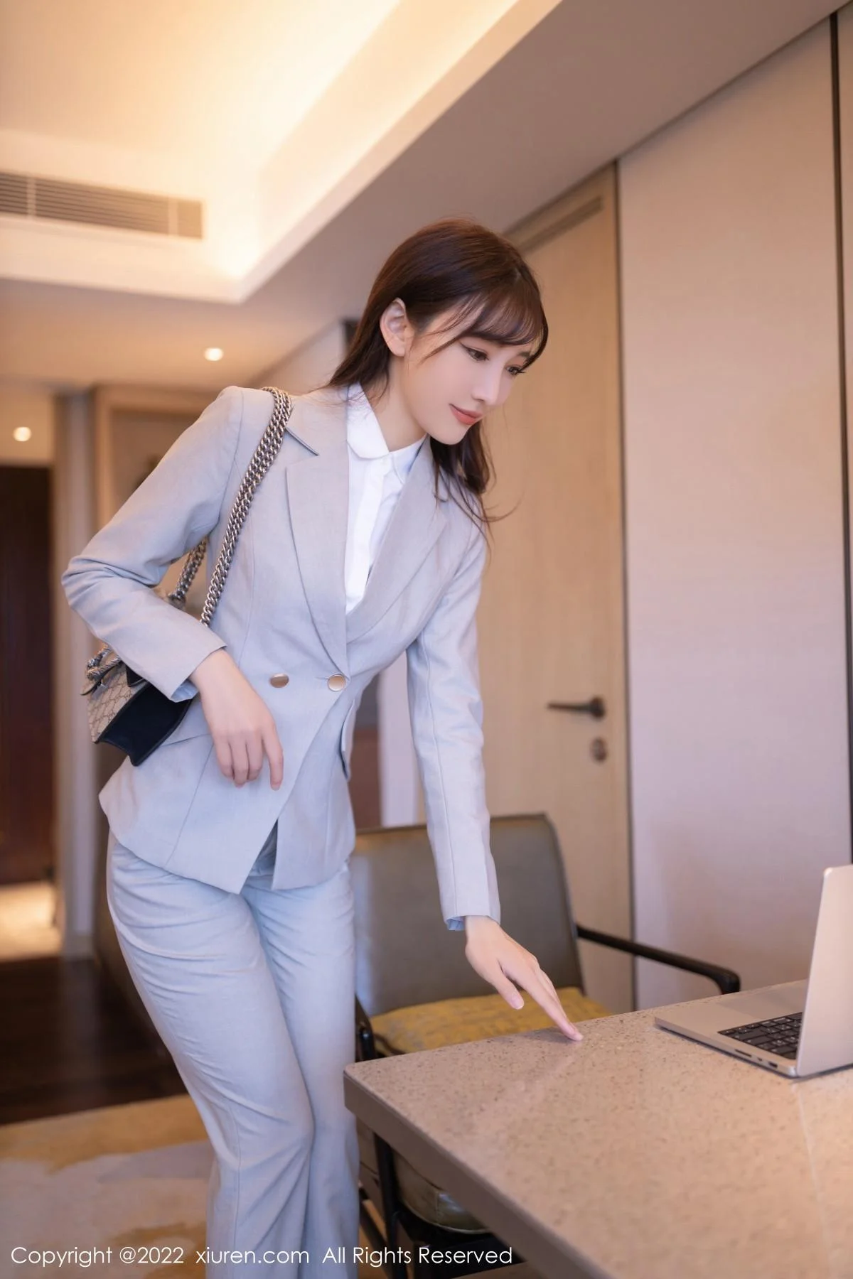 陆萱萱北京旅拍催眠主题脱灰色制服露红色蕾丝内衣绝美写真 第 7 张