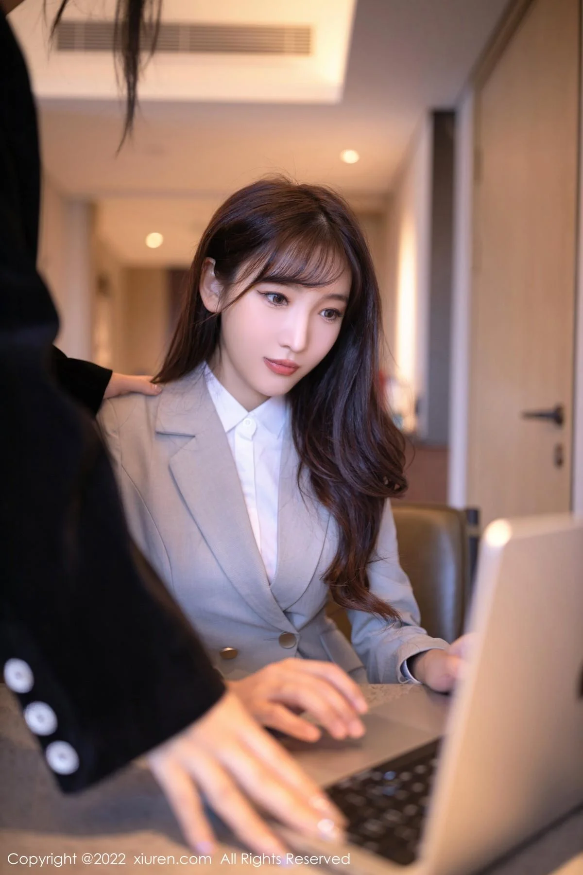 陆萱萱北京旅拍催眠主题脱灰色制服露红色蕾丝内衣绝美写真 第 8 张