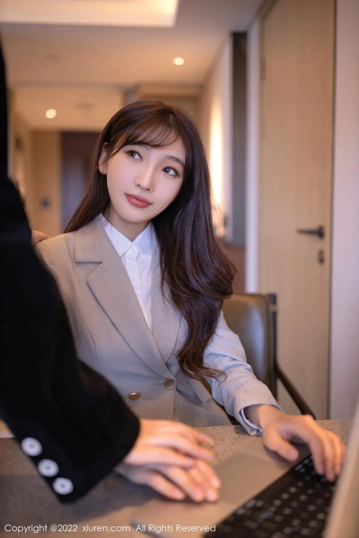 陆萱萱北京旅拍催眠主题脱灰色制服露红色蕾丝内衣绝美写真 第 9 张
