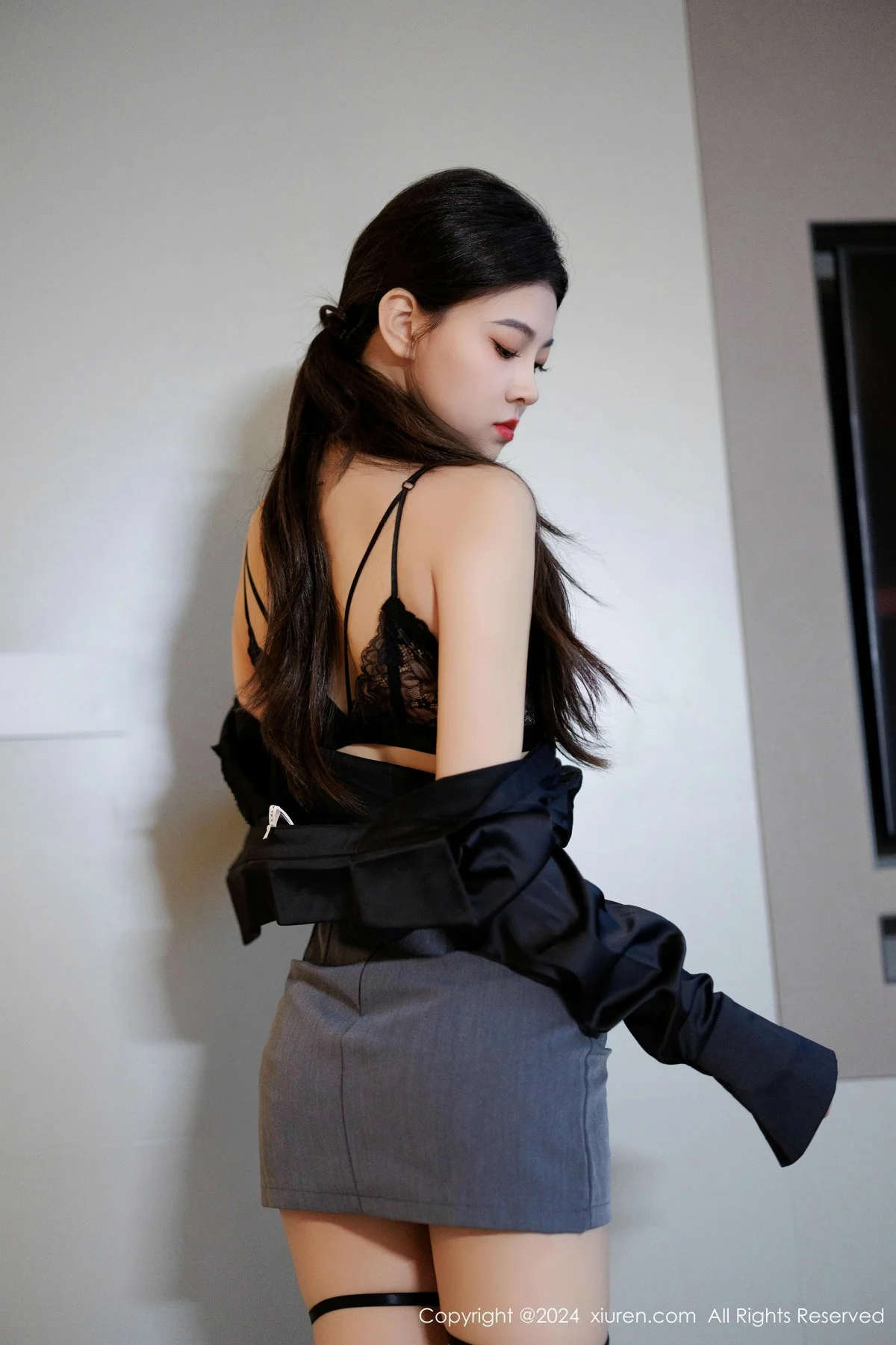初梦瑶性感OL服饰露黑色内衣配黑丝吊袜秀美腿极致魅惑写真 第 103 张