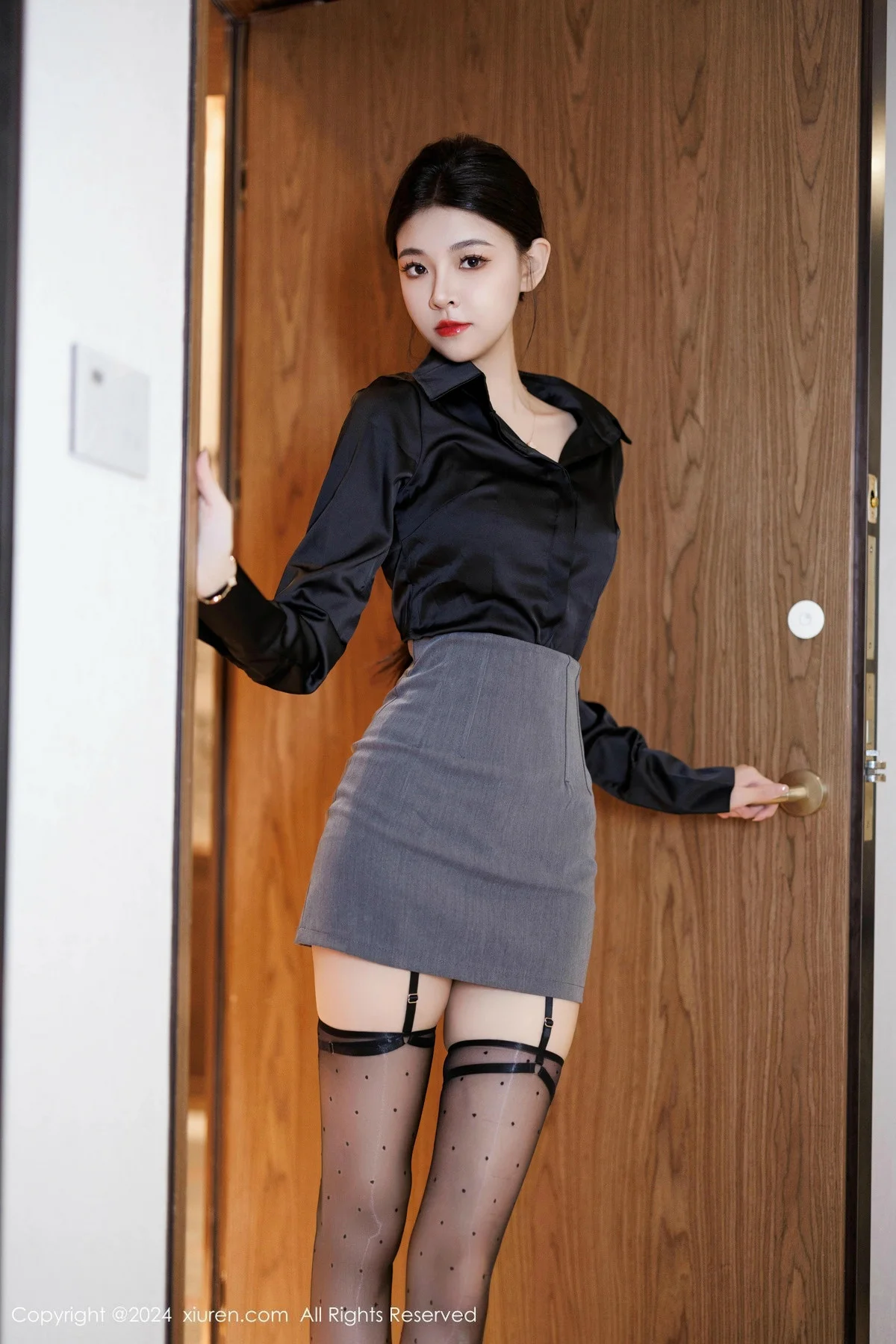 初梦瑶性感OL服饰露黑色内衣配黑丝吊袜秀美腿极致魅惑写真 第 30 张