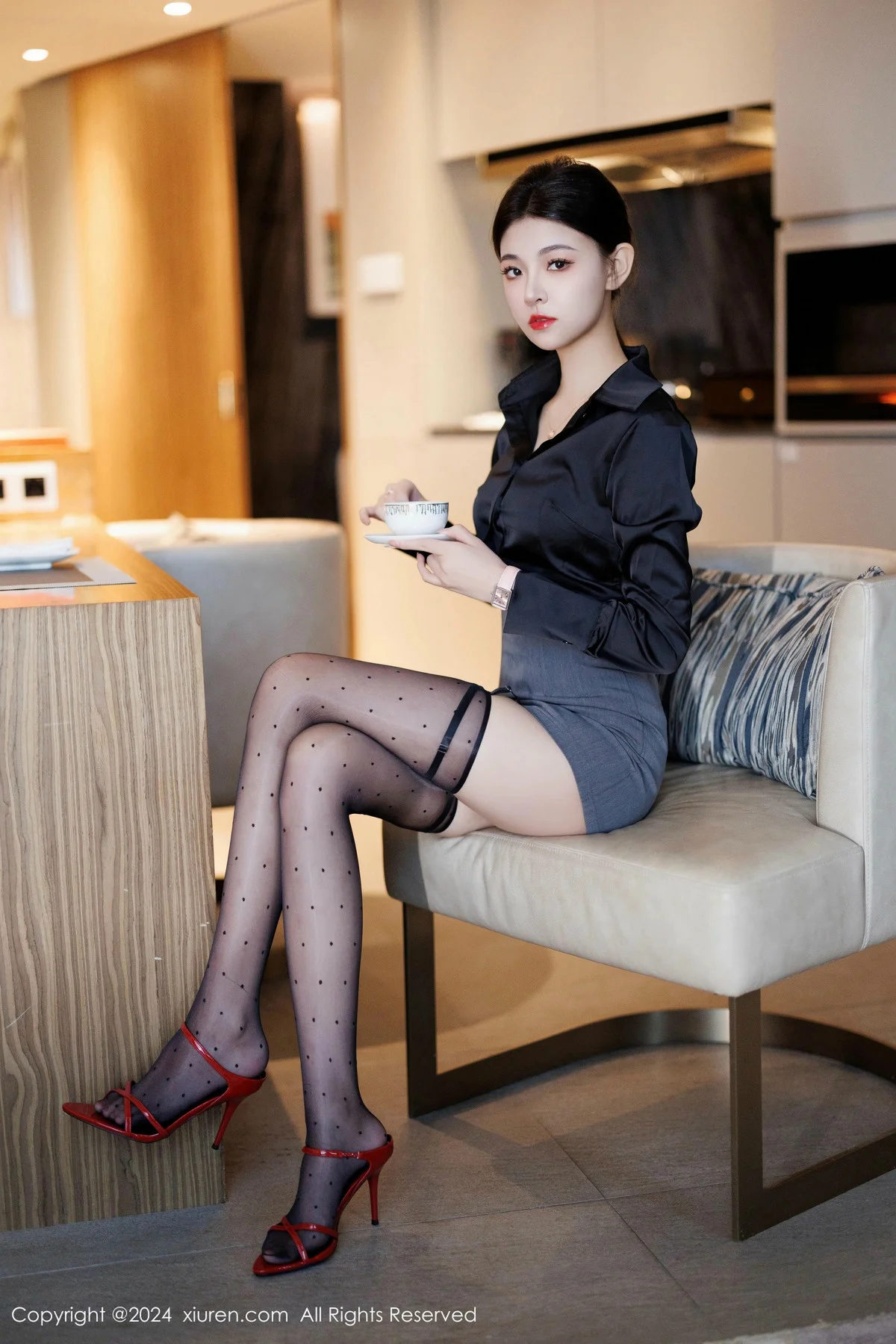 初梦瑶性感OL服饰露黑色内衣配黑丝吊袜秀美腿极致魅惑写真 第 32 张