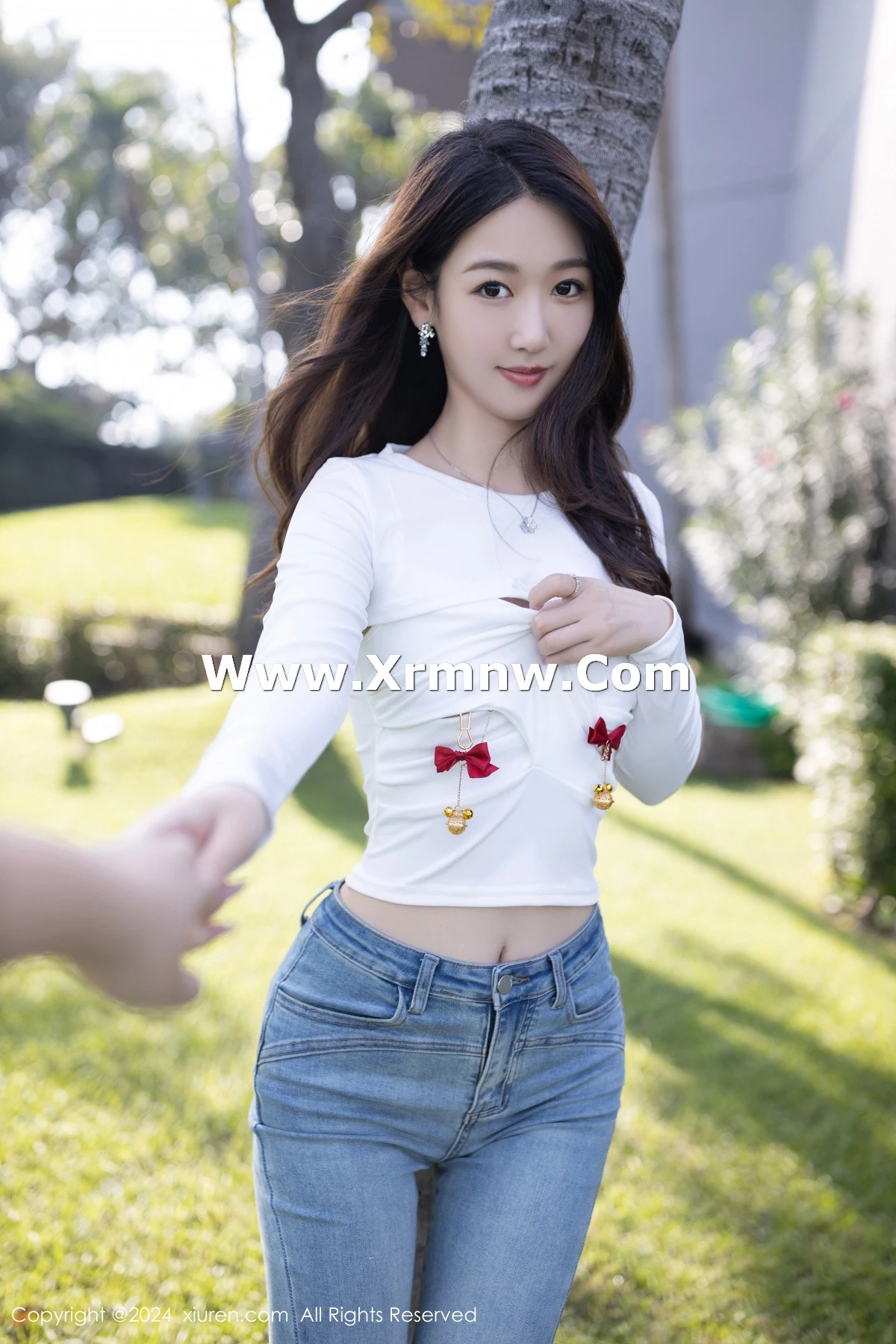 唐安琪性感白色上衣配牛仔裤半脱秀曼妙身姿迷人绝美写真 第 11 张