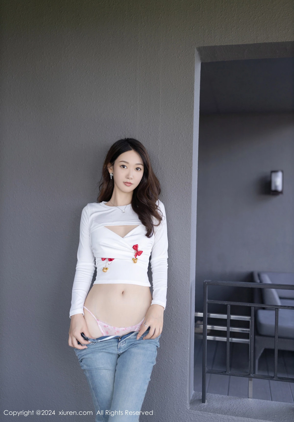 唐安琪性感白色上衣配牛仔裤半脱秀曼妙身姿迷人绝美写真 第 16 张