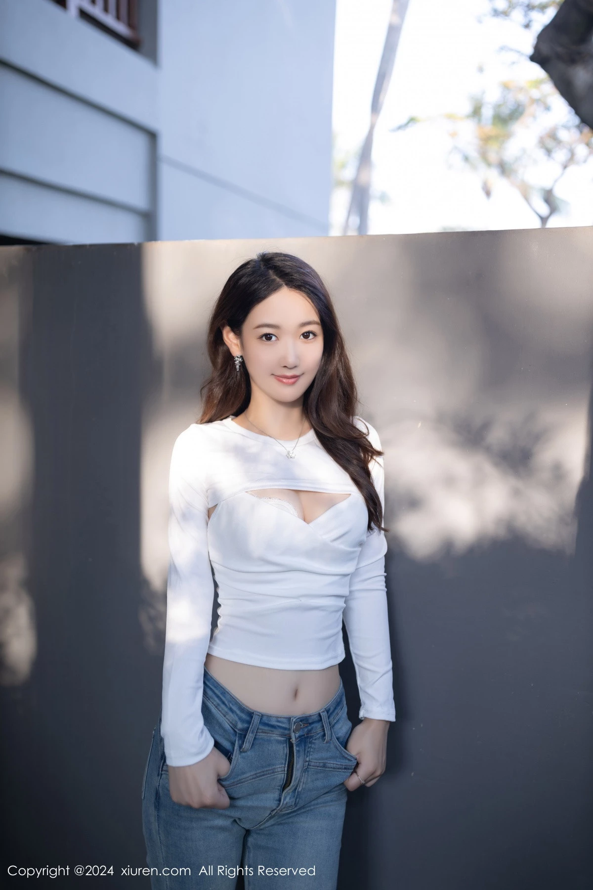 唐安琪性感白色上衣配牛仔裤半脱秀曼妙身姿迷人绝美写真 第 2 张