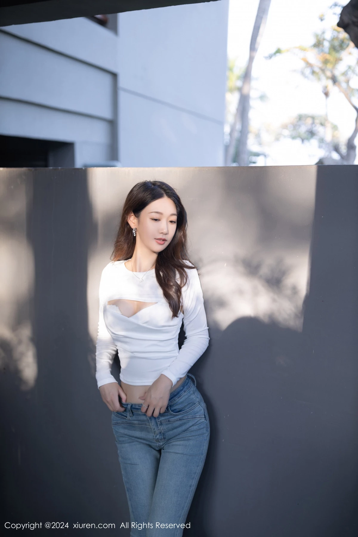 唐安琪性感白色上衣配牛仔裤半脱秀曼妙身姿迷人绝美写真 第 3 张