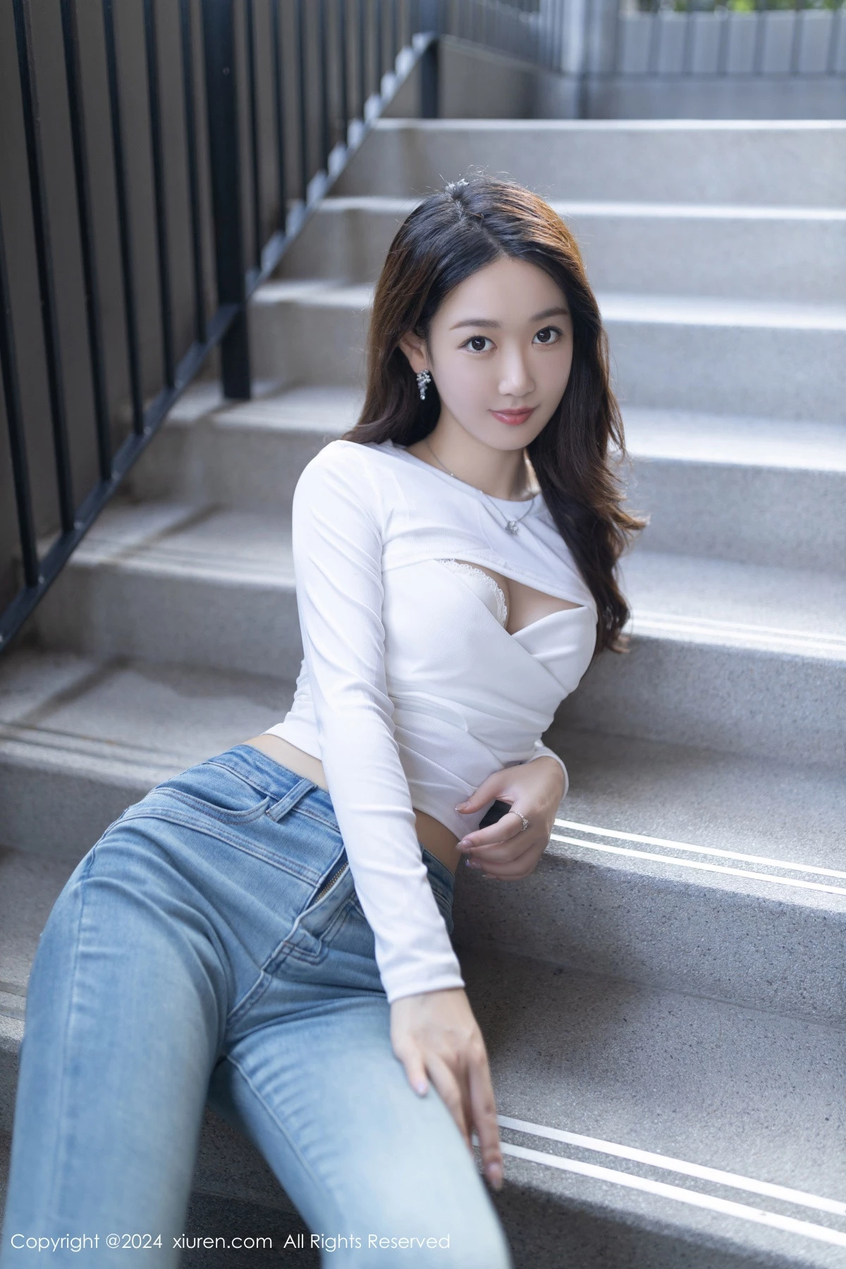 唐安琪性感白色上衣配牛仔裤半脱秀曼妙身姿迷人绝美写真 第 4 张