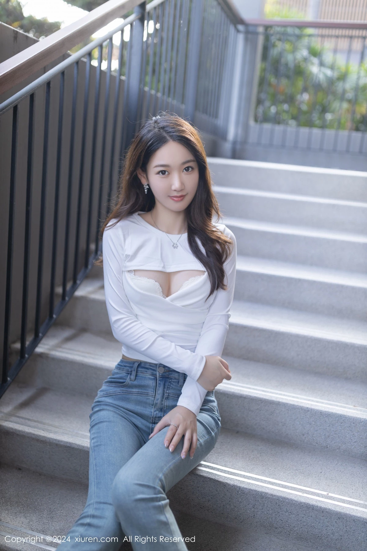 唐安琪性感白色上衣配牛仔裤半脱秀曼妙身姿迷人绝美写真 第 6 张