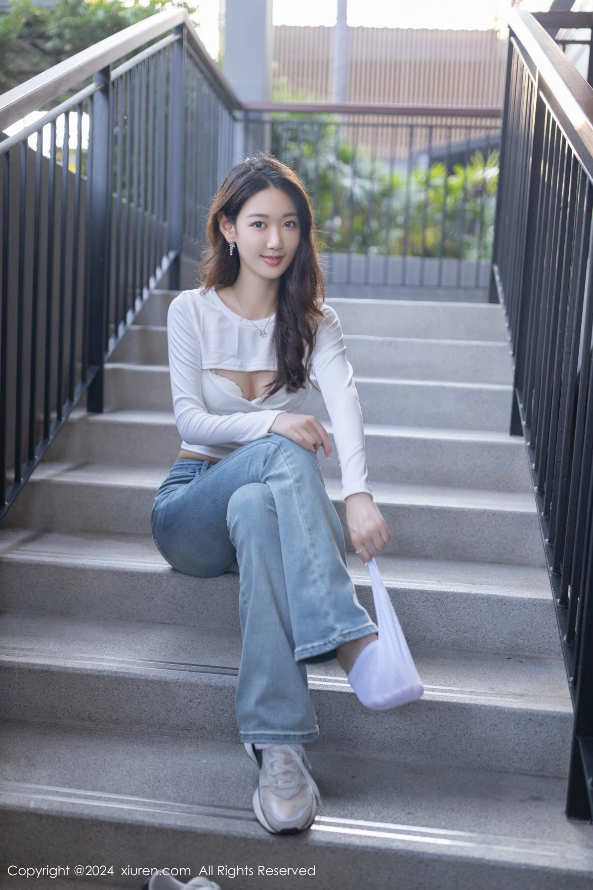 唐安琪性感白色上衣配牛仔裤半脱秀曼妙身姿迷人绝美写真 第 9 张