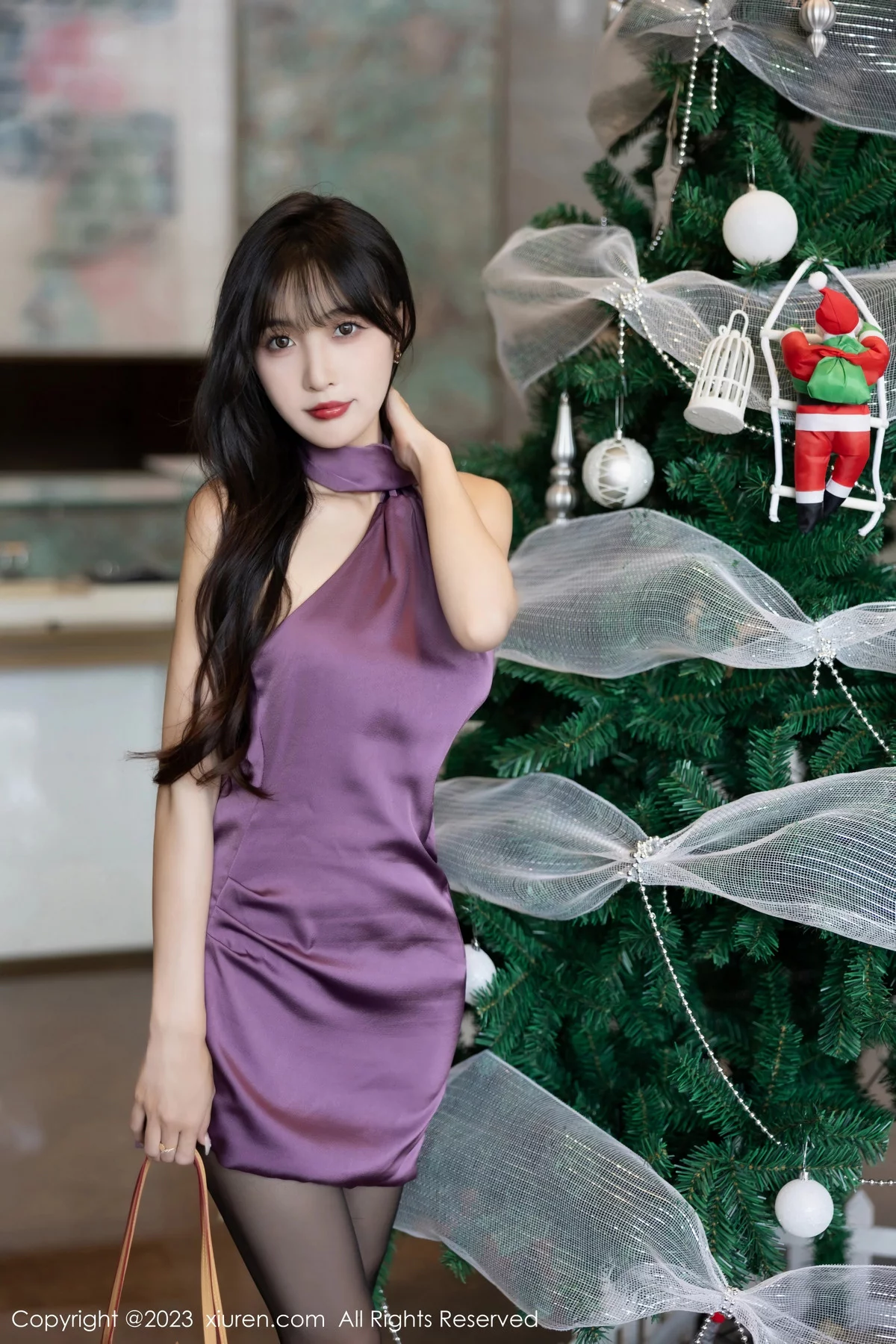 林星阑性感紫色露肩连衣短裙配超薄无内黑丝惹火绝美写真 第 2 张