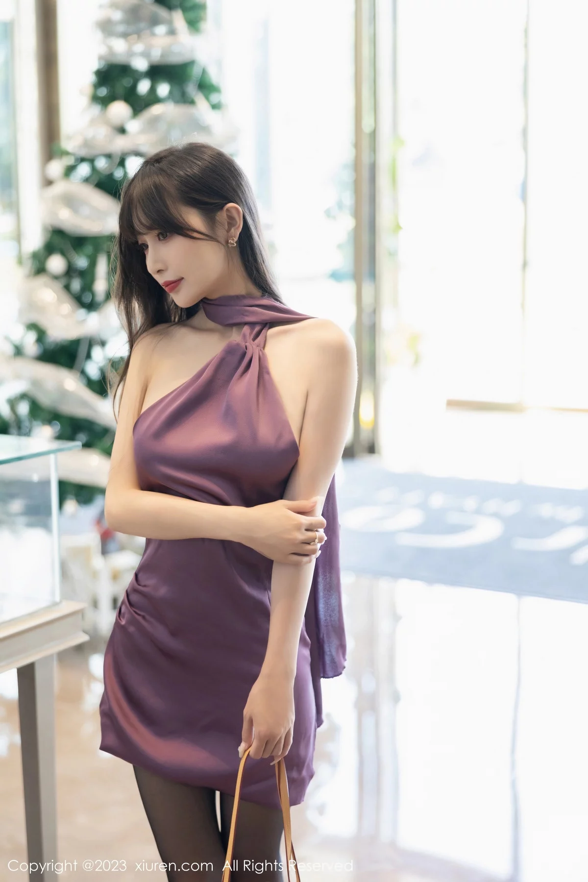 林星阑性感紫色露肩连衣短裙配超薄无内黑丝惹火绝美写真 第 6 张