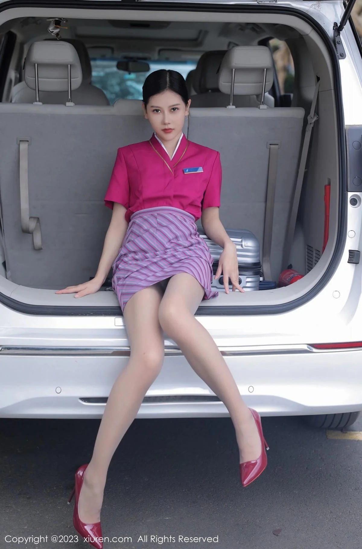 尹甜甜脱性感空姐制服露黑色蕾丝内衣配超薄肉丝绝美写真 第 12 张