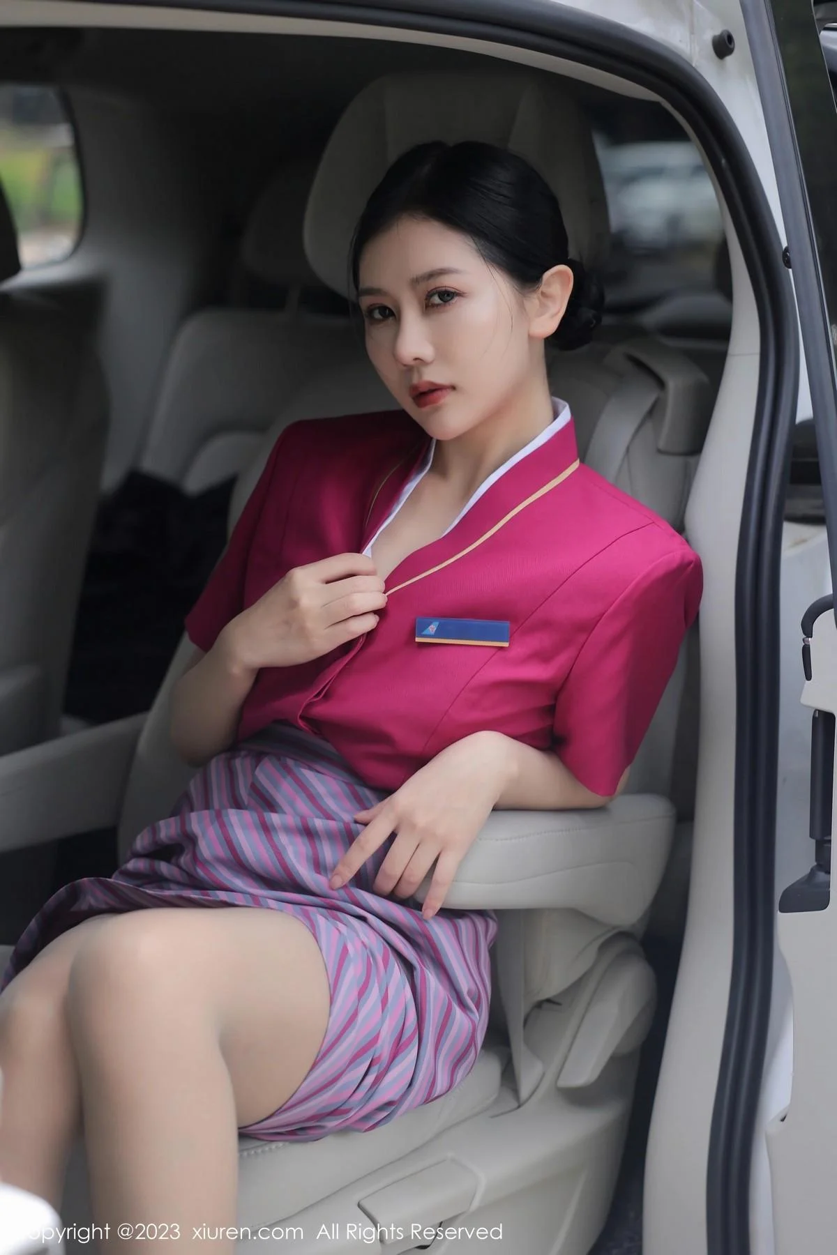 尹甜甜脱性感空姐制服露黑色蕾丝内衣配超薄肉丝绝美写真 第 14 张