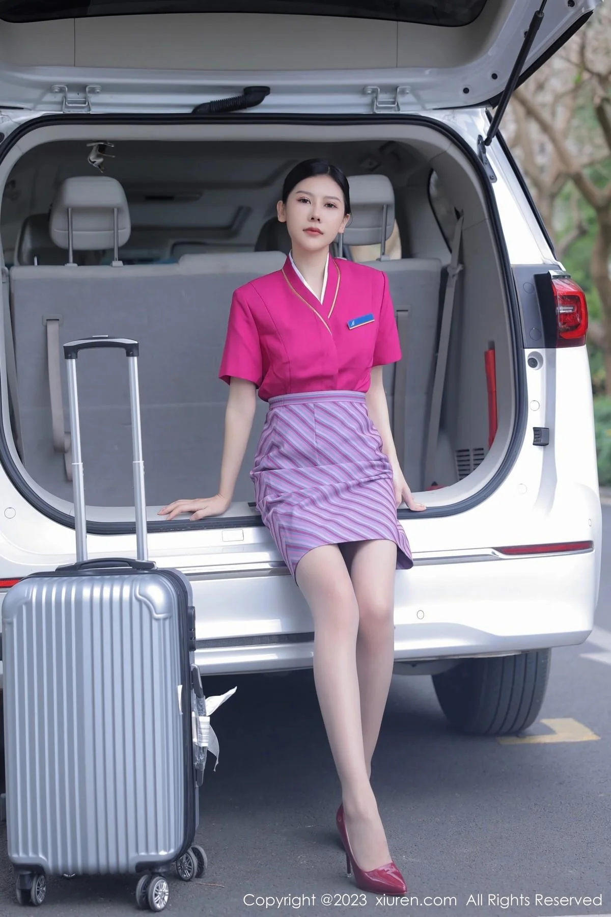 尹甜甜脱性感空姐制服露黑色蕾丝内衣配超薄肉丝绝美写真 第 2 张