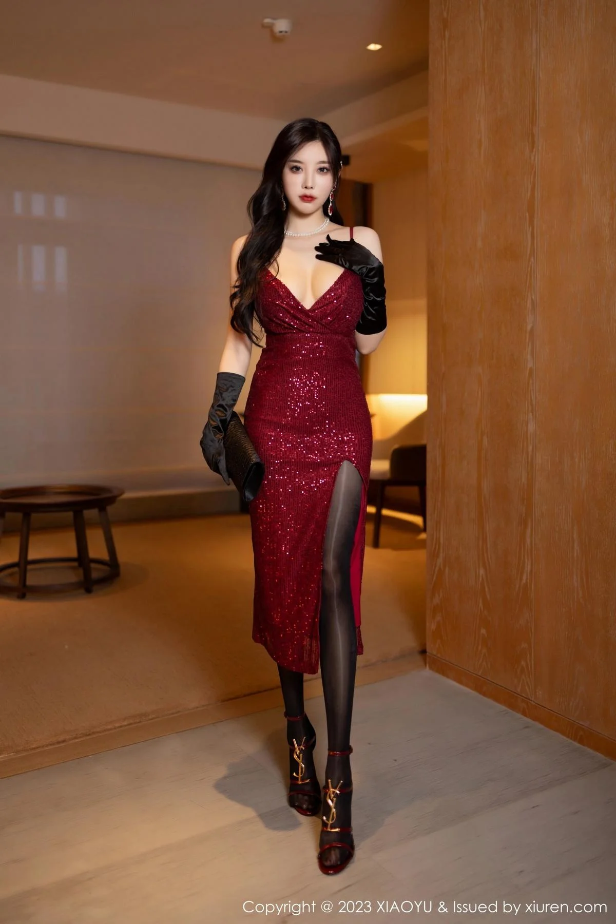 杨晨晨Yome红色情趣内衣+红色吊带裙秀丰腴身材绝美写真 第 2 张