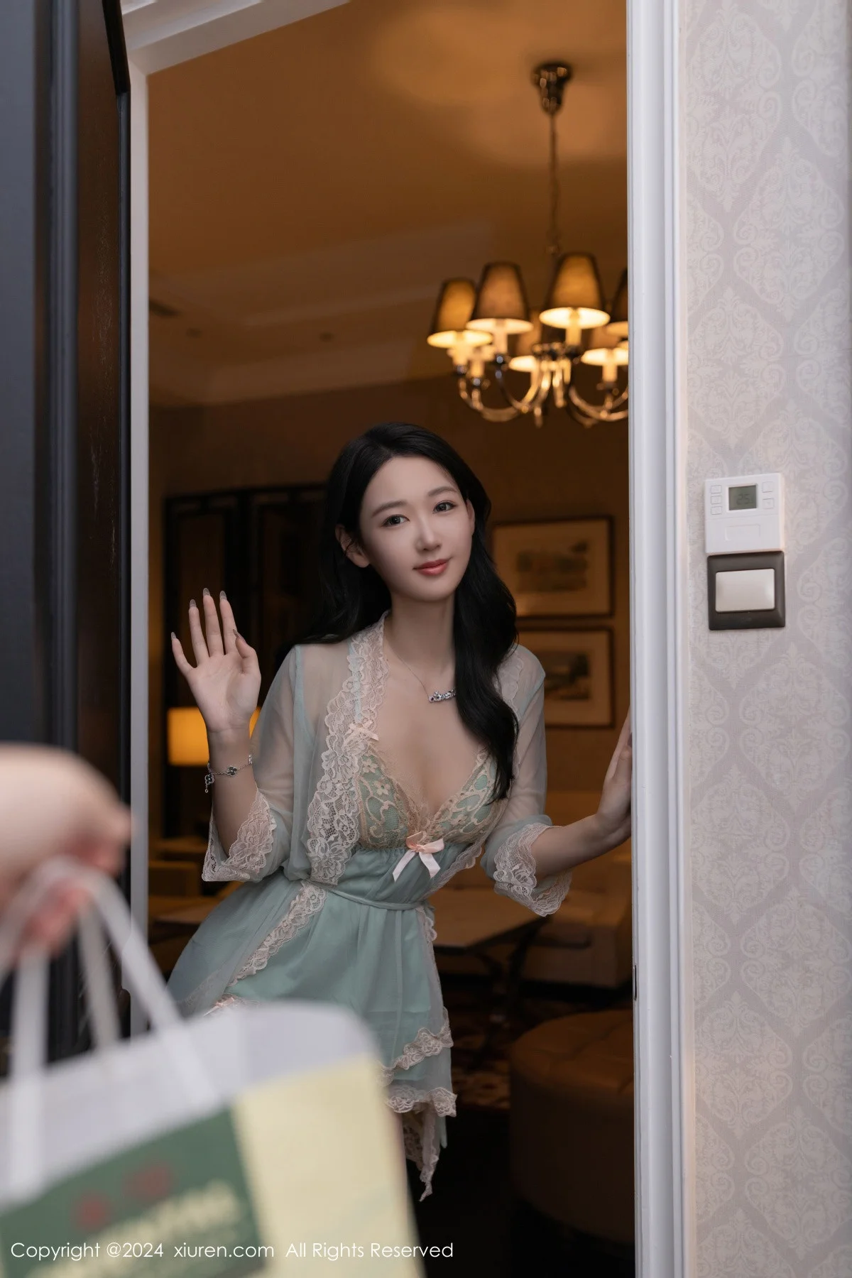 唐安琪外卖主题性感浅色蕾丝连衣裙配超薄肉丝完美绝美写真 第 34 张