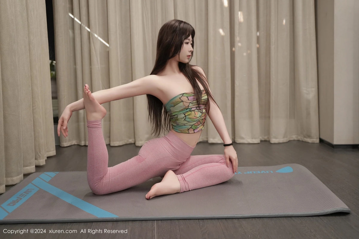 软糖爱喝奶私房性感浅粉色瑜伽服饰紧身秀完美身材绝美写真 第 48 张