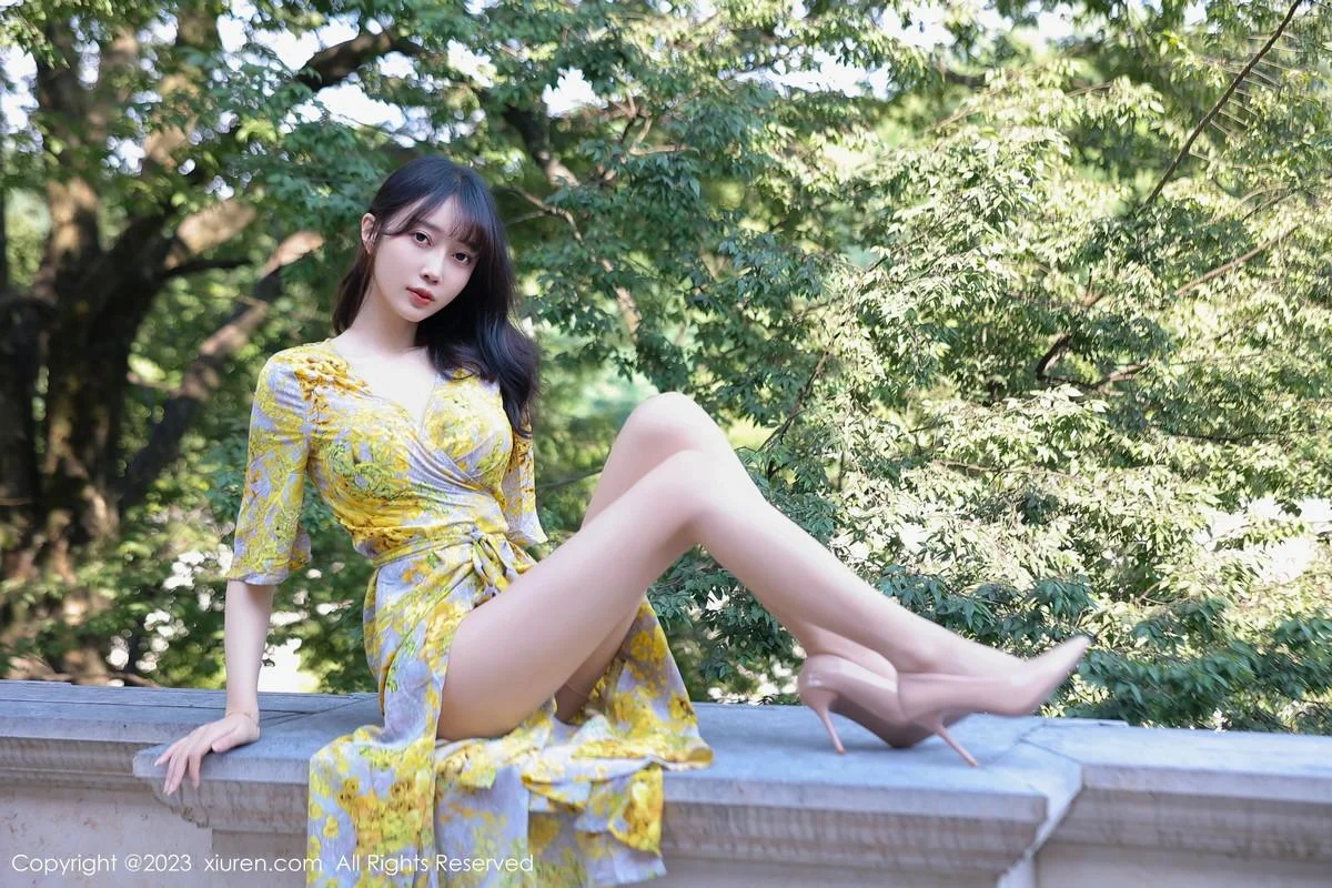玥儿玥er性感黄色花纹长裙露粉色内衣配开档肉丝绝美写真 第 1 张