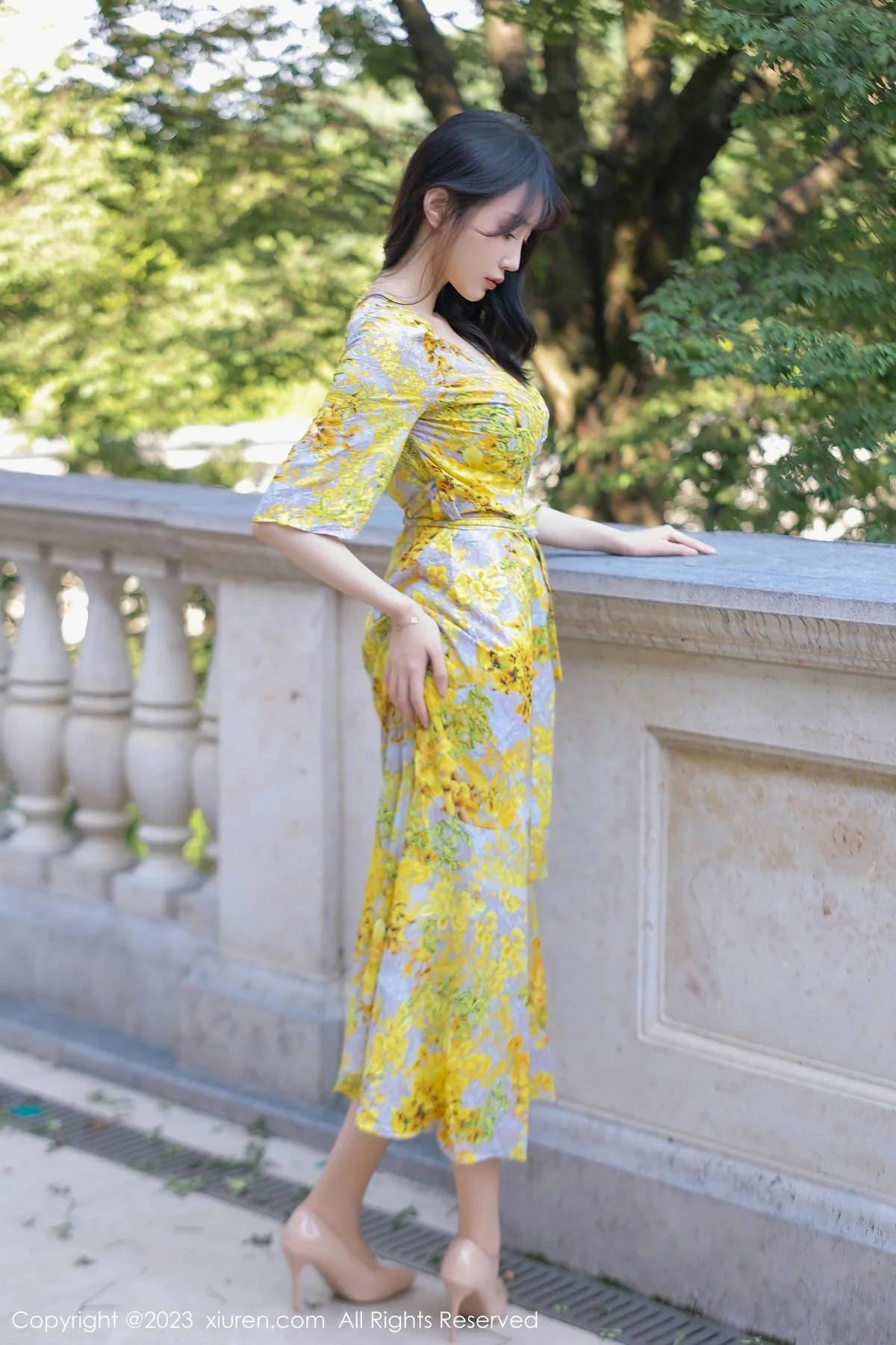 玥儿玥er性感黄色花纹长裙露粉色内衣配开档肉丝绝美写真 第 10 张