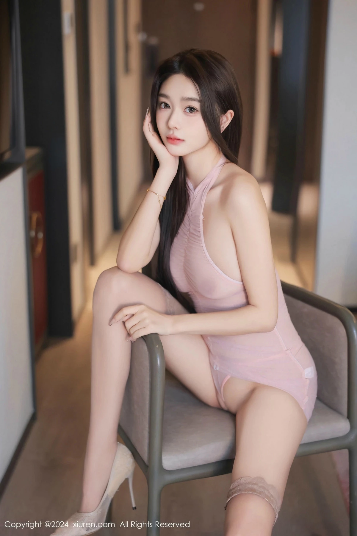 Candy糖糖性感粉色薄纱连衣裙配粉丝袜秀惹火身材绝美写真 第 36 张