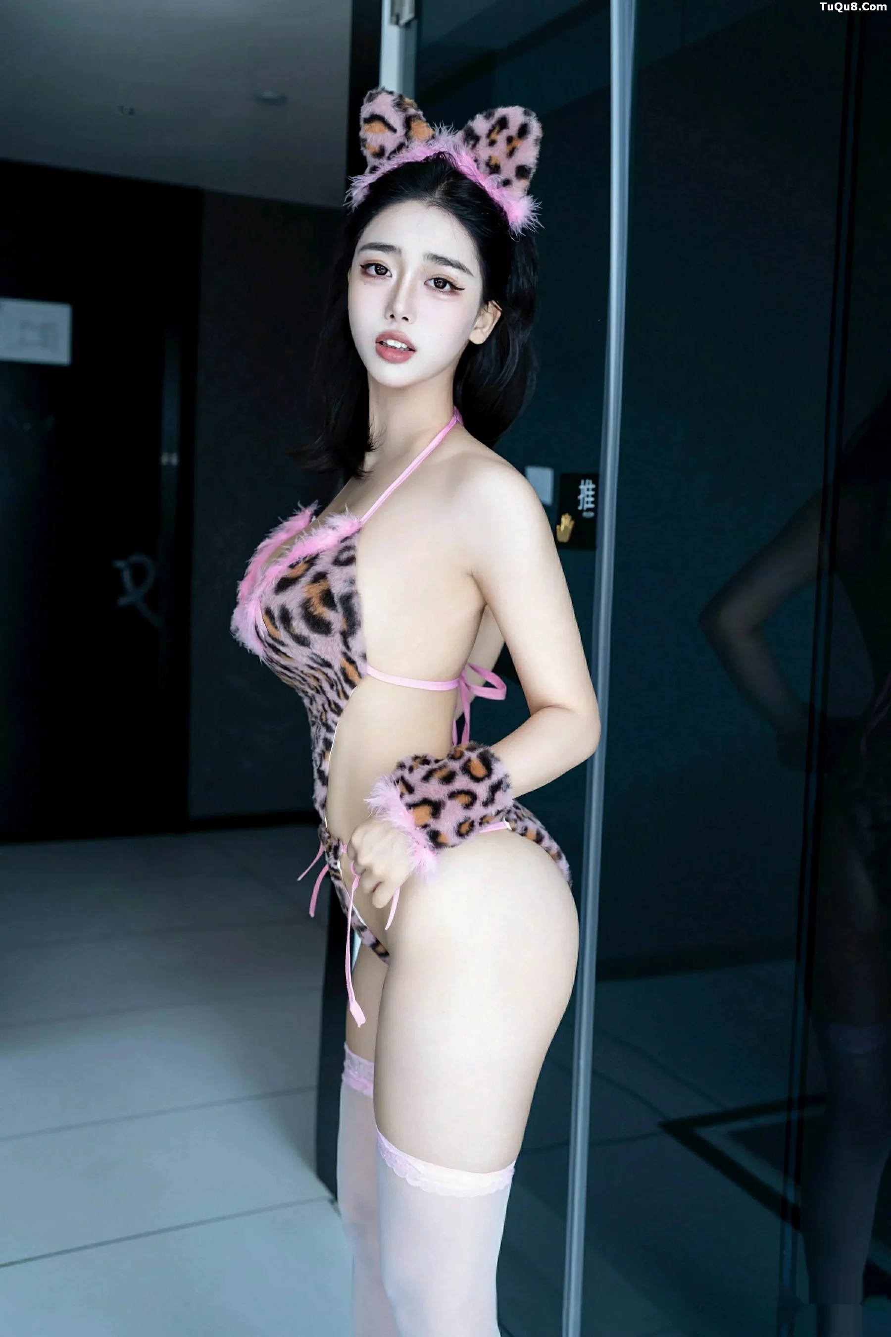 阮福福性感豹纹情趣内衣配白色丝袜秀曼妙身姿绝美写真 第 7 张