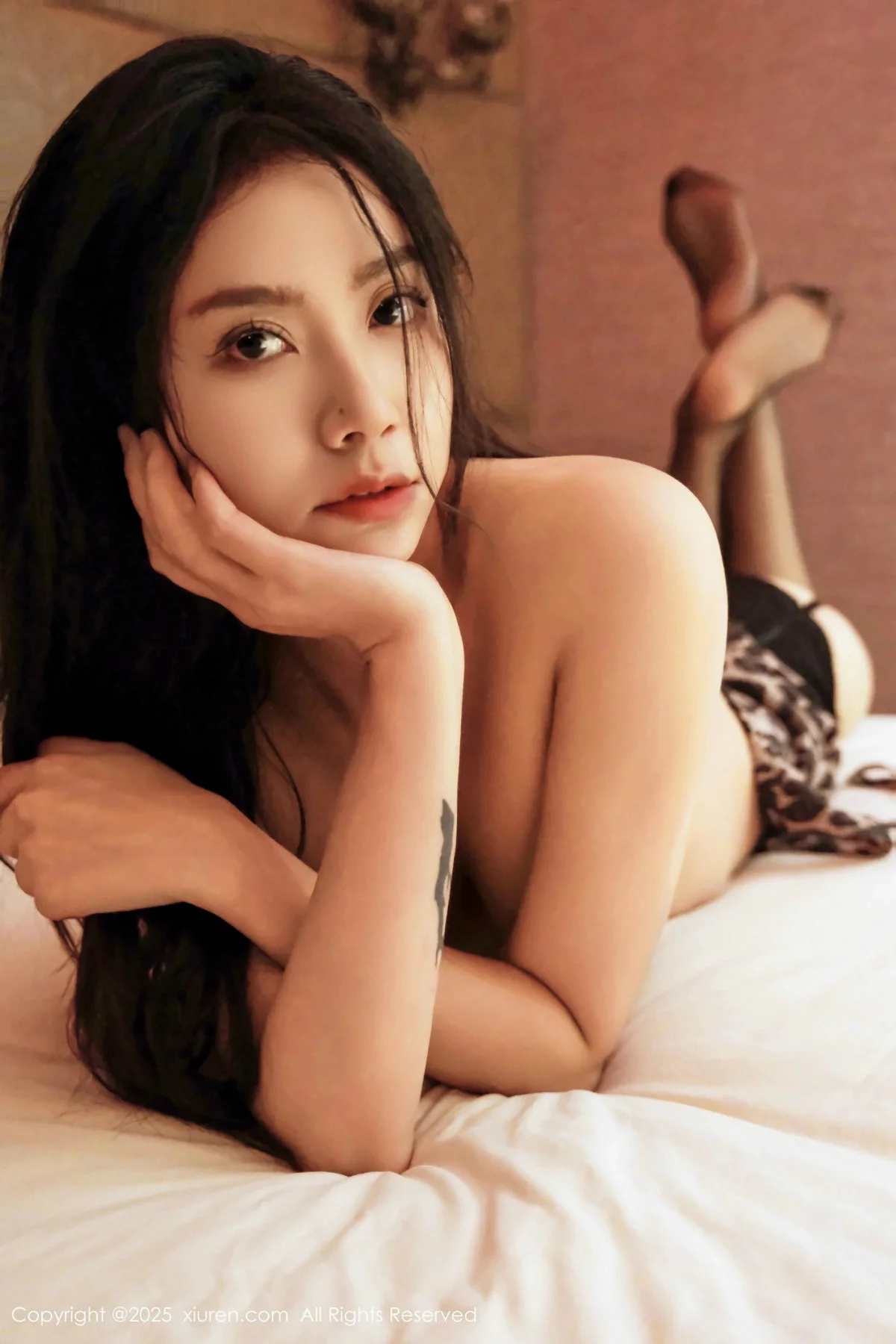 方子萱性感豹纹连衣裙配黑色丝袜秀凹凸身材迷人绝美写真 第 76 张