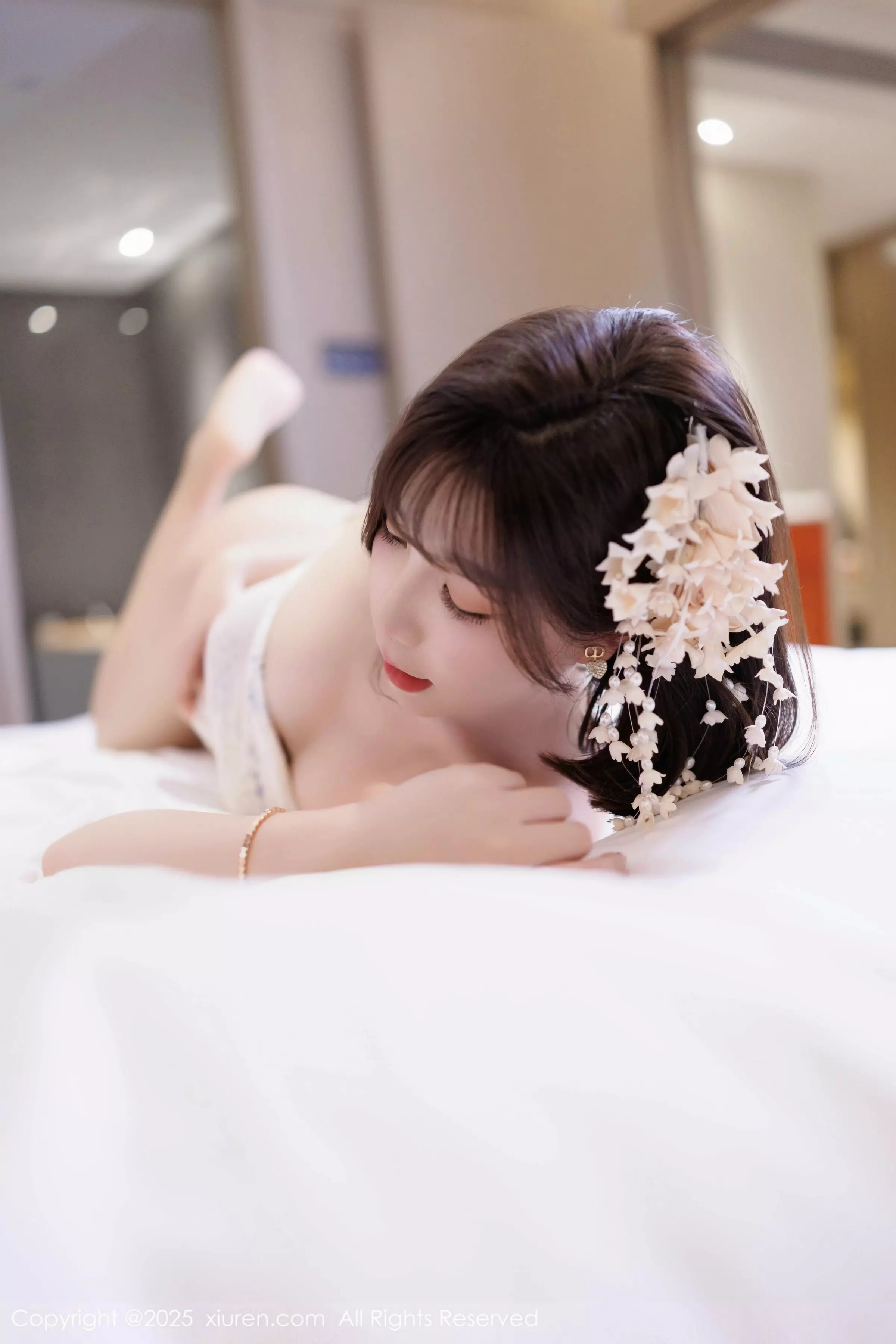 徐莉芝Booty性感白色上衣配黑色短裙秀曼妙身姿绝美写真 第 125 张