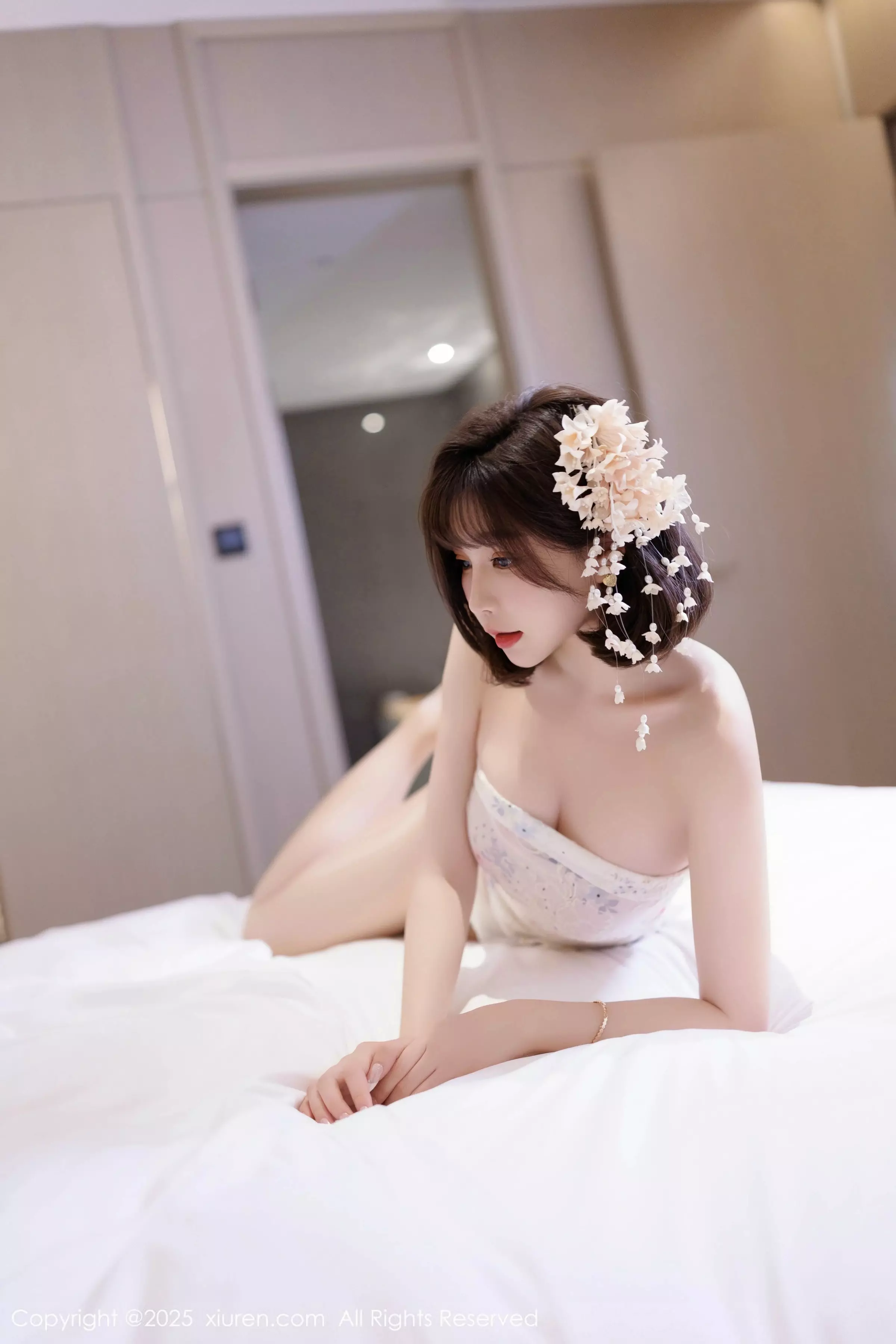 徐莉芝Booty性感白色上衣配黑色短裙秀曼妙身姿绝美写真 第 129 张