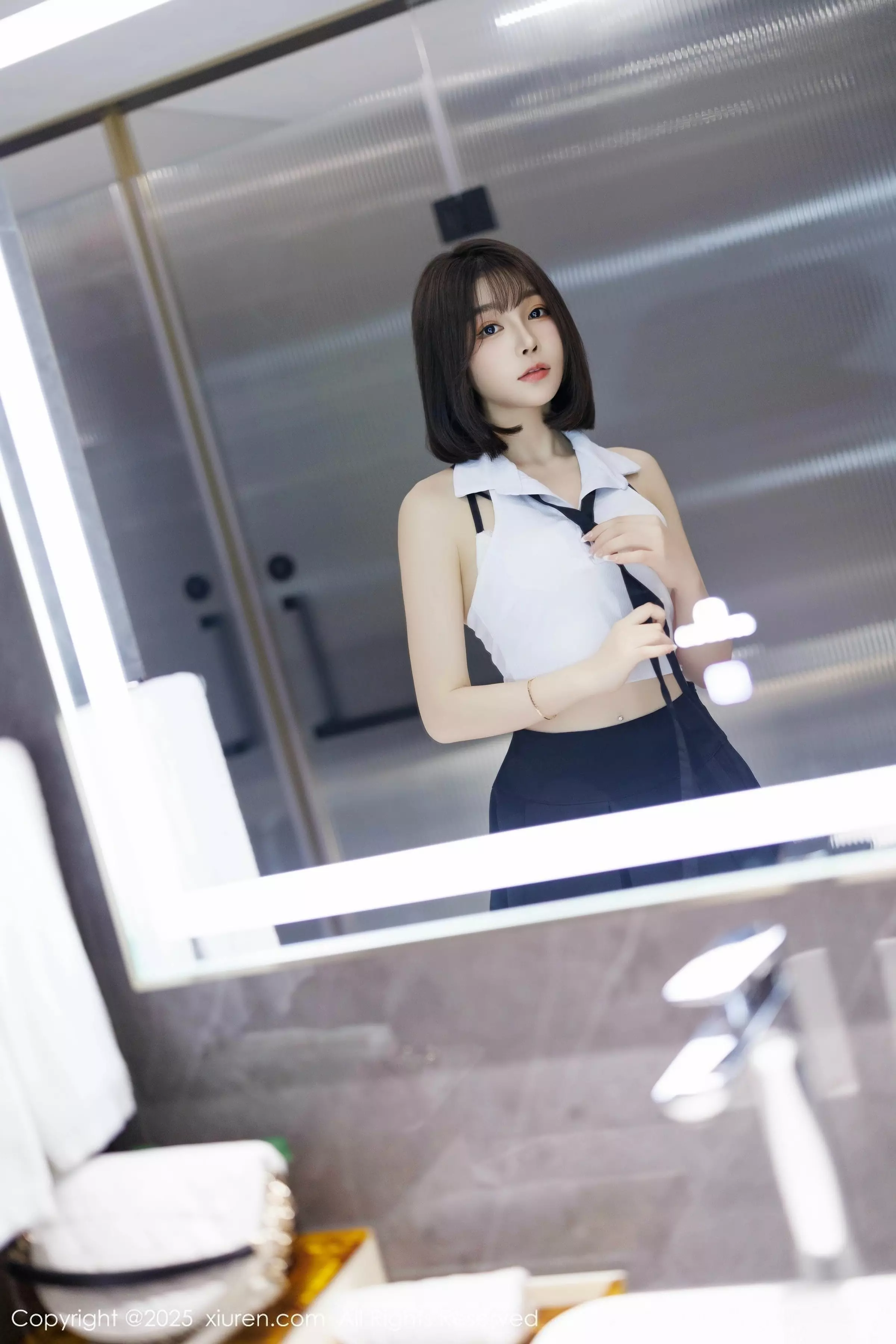 徐莉芝Booty性感白色上衣配黑色短裙秀曼妙身姿绝美写真 第 2 张