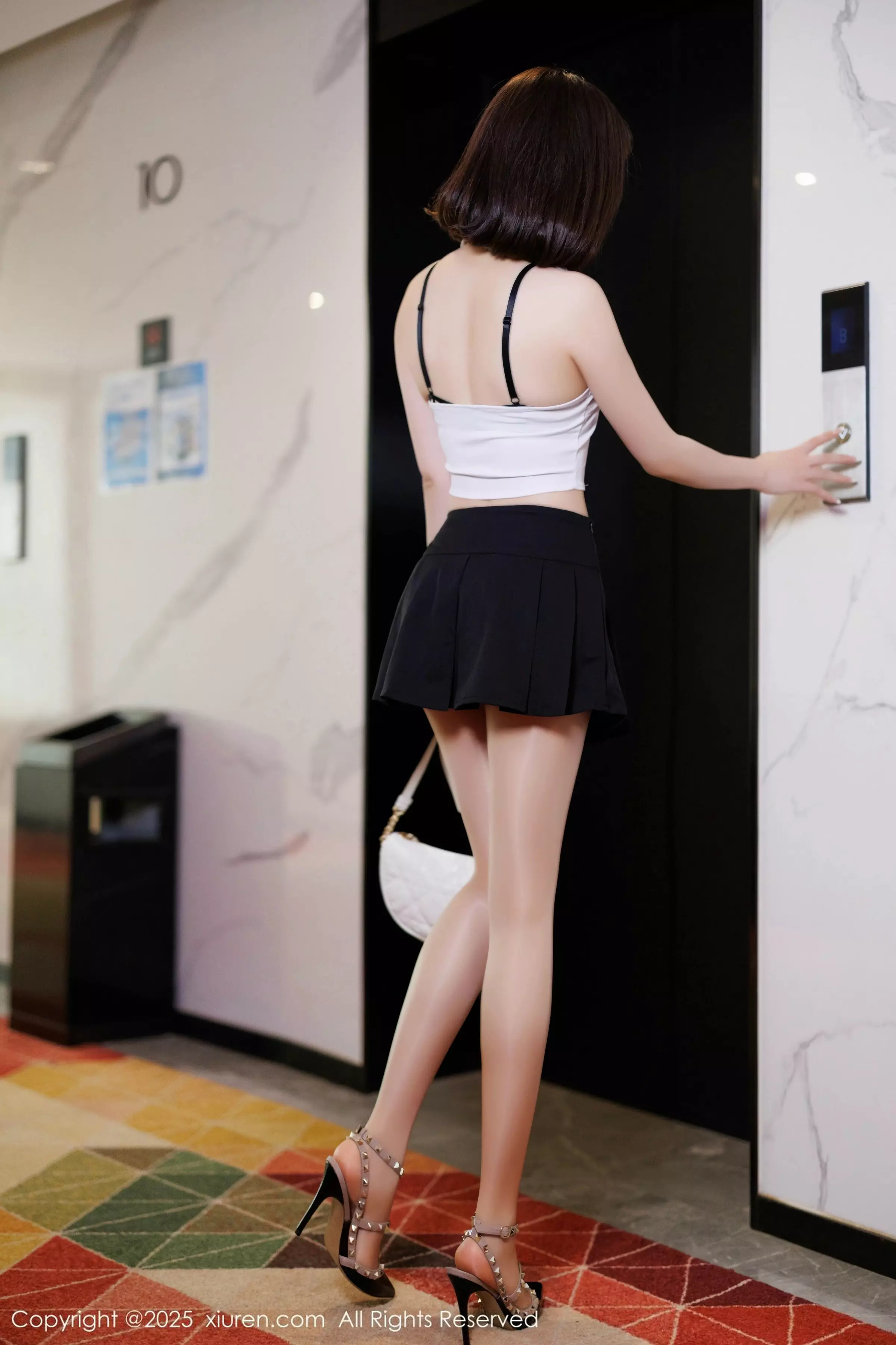 徐莉芝Booty性感白色上衣配黑色短裙秀曼妙身姿绝美写真 第 20 张