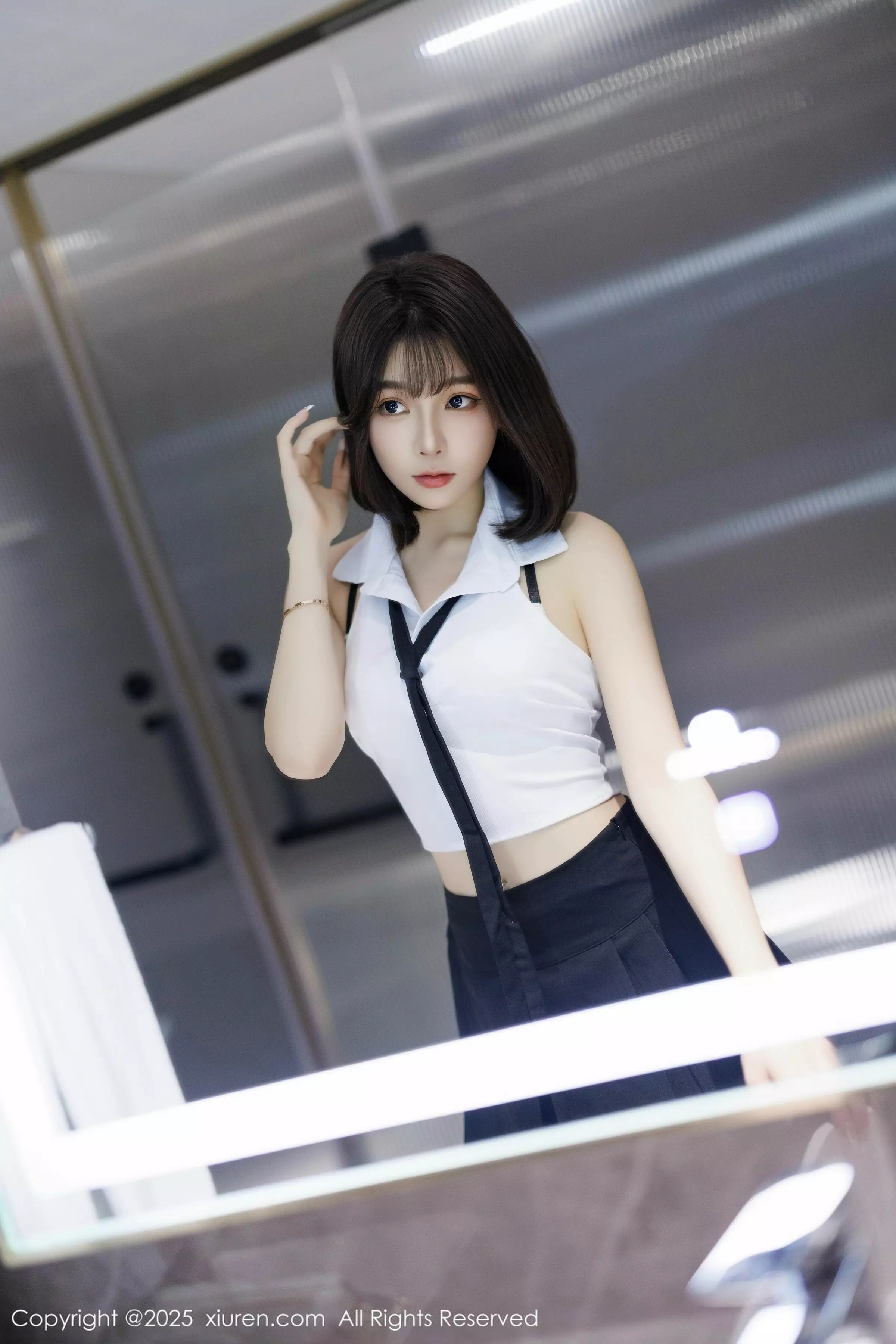 徐莉芝Booty性感白色上衣配黑色短裙秀曼妙身姿绝美写真 第 4 张