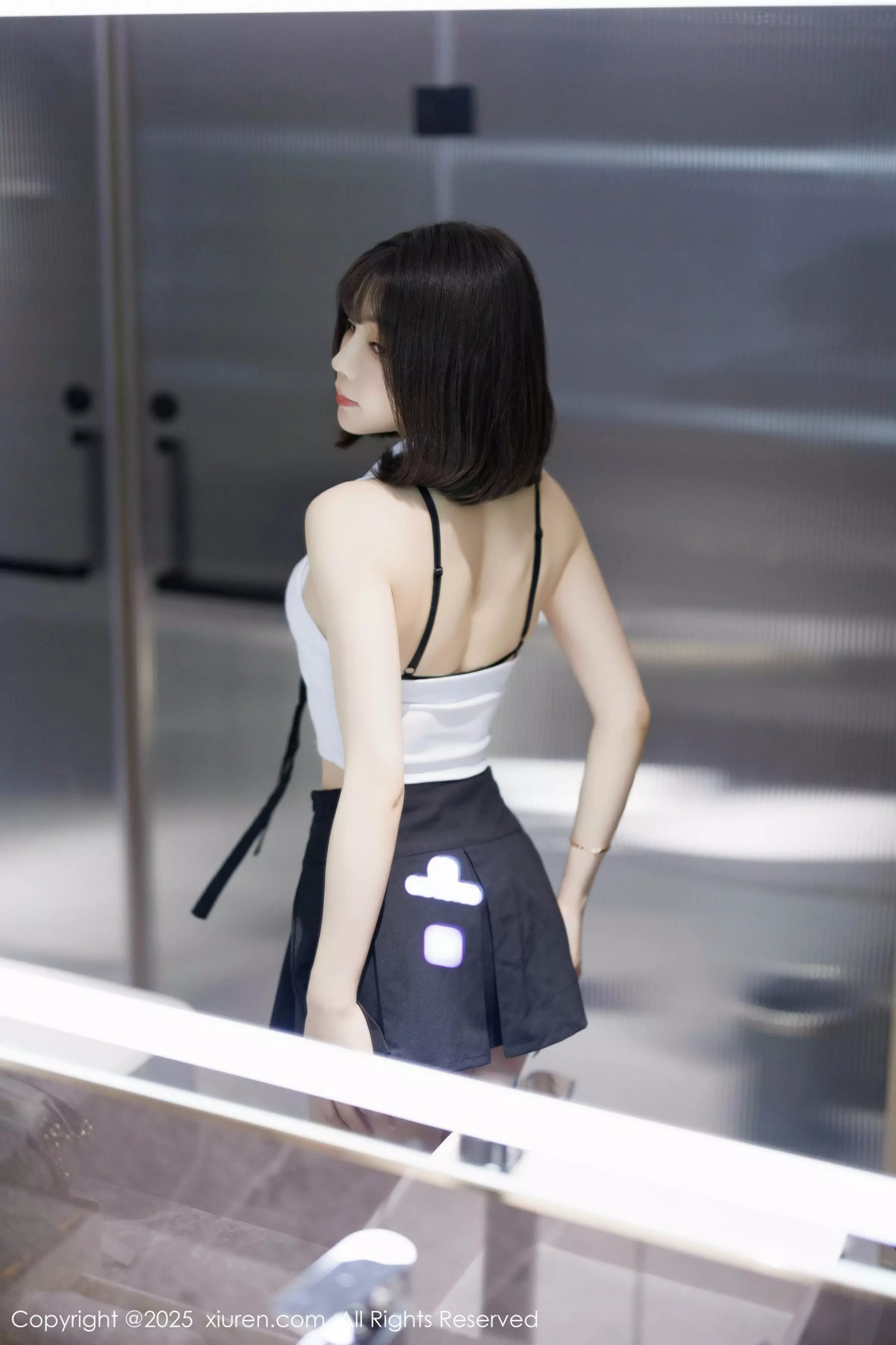 徐莉芝Booty性感白色上衣配黑色短裙秀曼妙身姿绝美写真 第 6 张