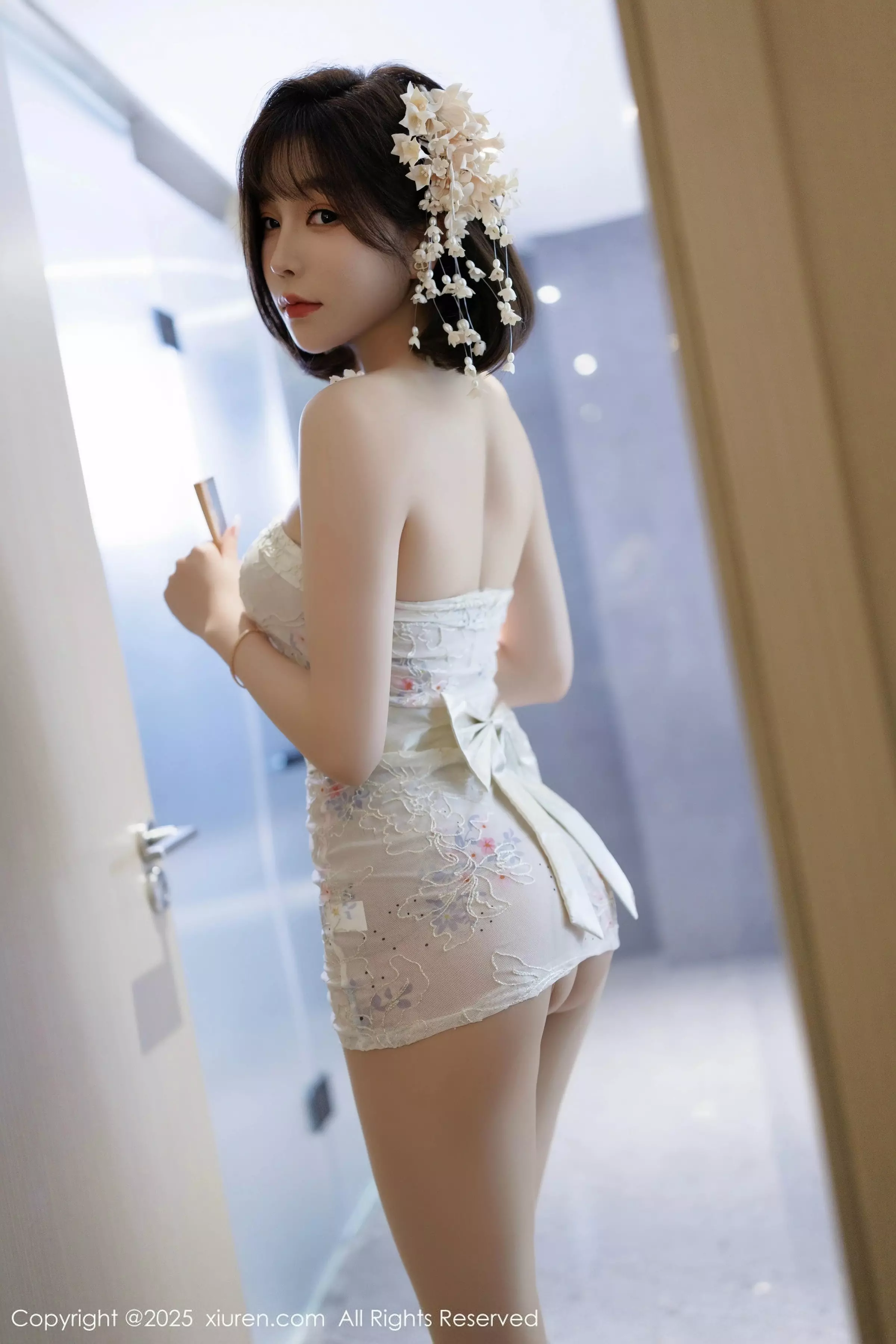 徐莉芝Booty性感白色上衣配黑色短裙秀曼妙身姿绝美写真 第 81 张