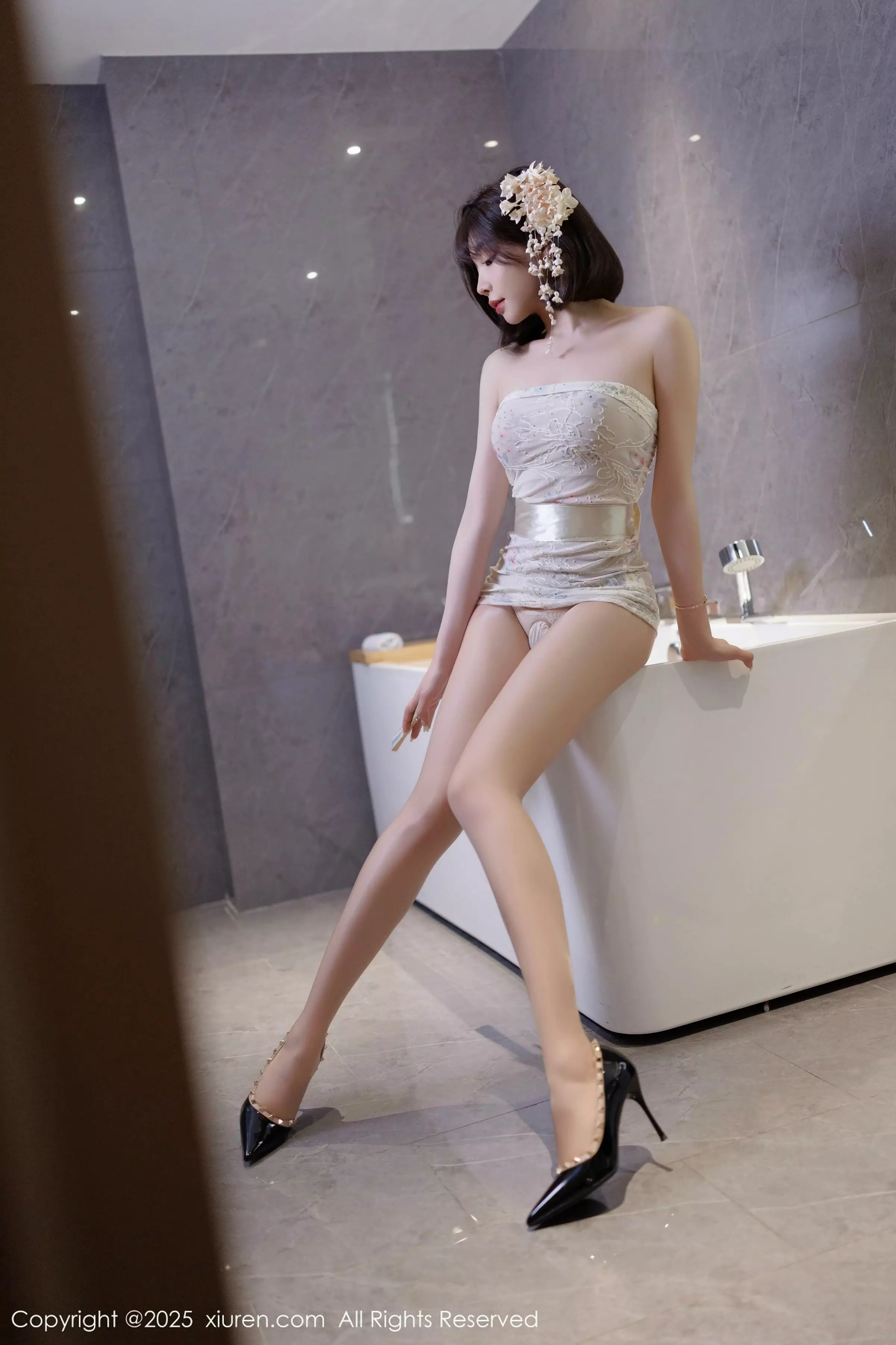 徐莉芝Booty性感白色上衣配黑色短裙秀曼妙身姿绝美写真 第 87 张