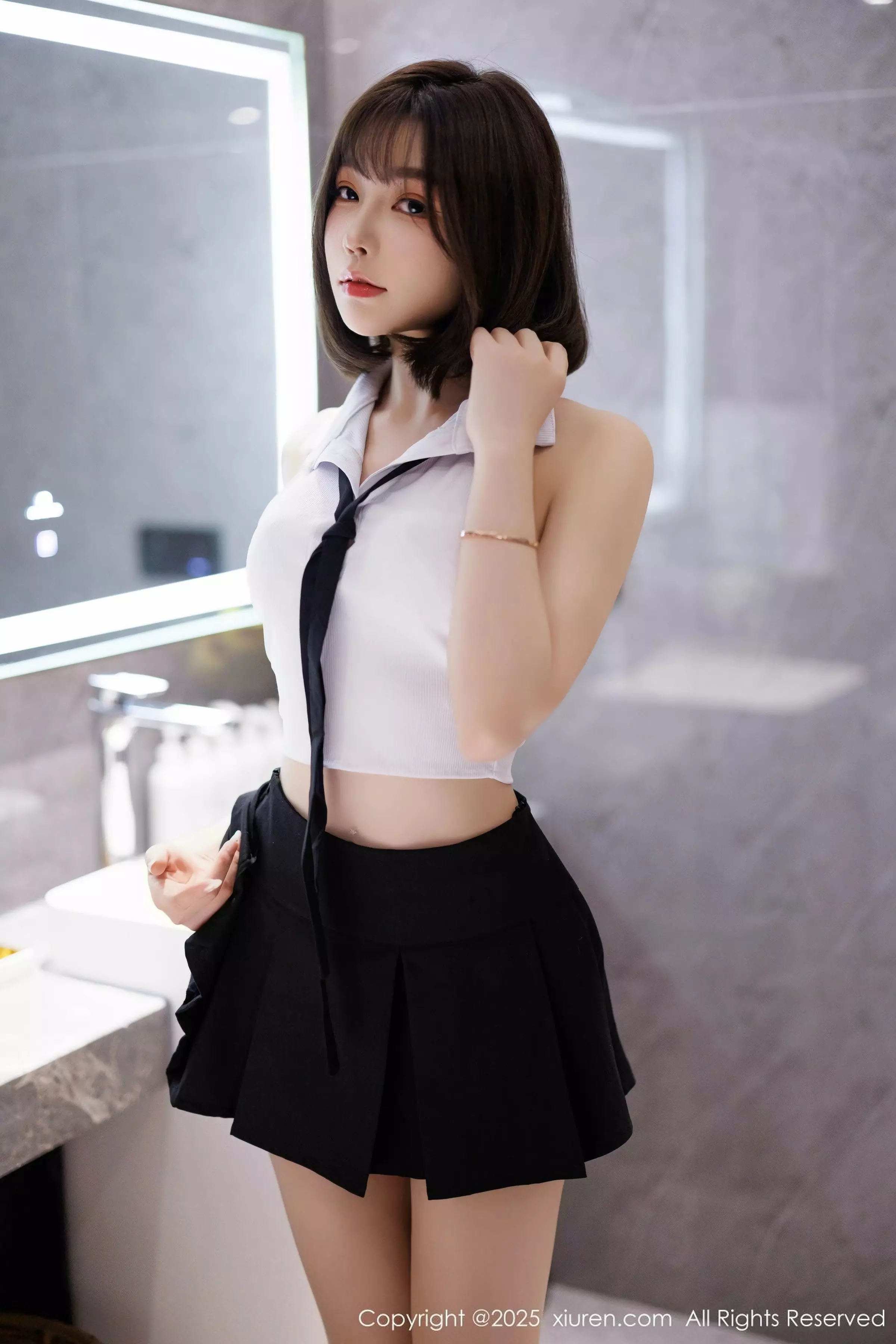 徐莉芝Booty性感白色上衣配黑色短裙秀曼妙身姿绝美写真 第 9 张