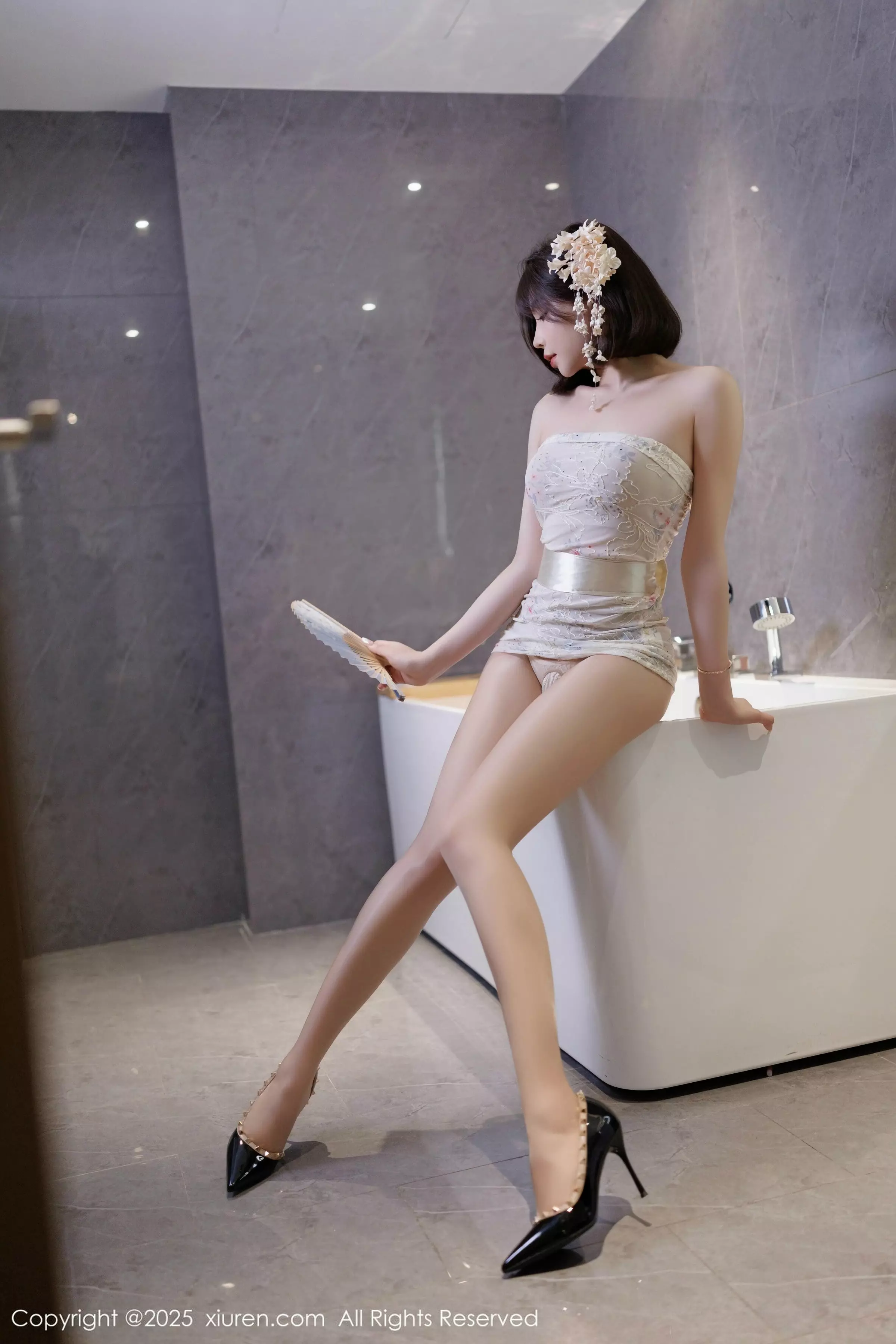 徐莉芝Booty性感白色上衣配黑色短裙秀曼妙身姿绝美写真 第 90 张