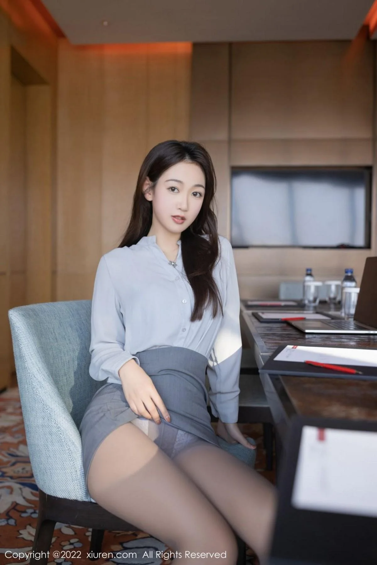 唐安琪珠三角旅拍蓝灰长T配灰短裙半脱露蕾丝内衣绝美写真 第 5 张