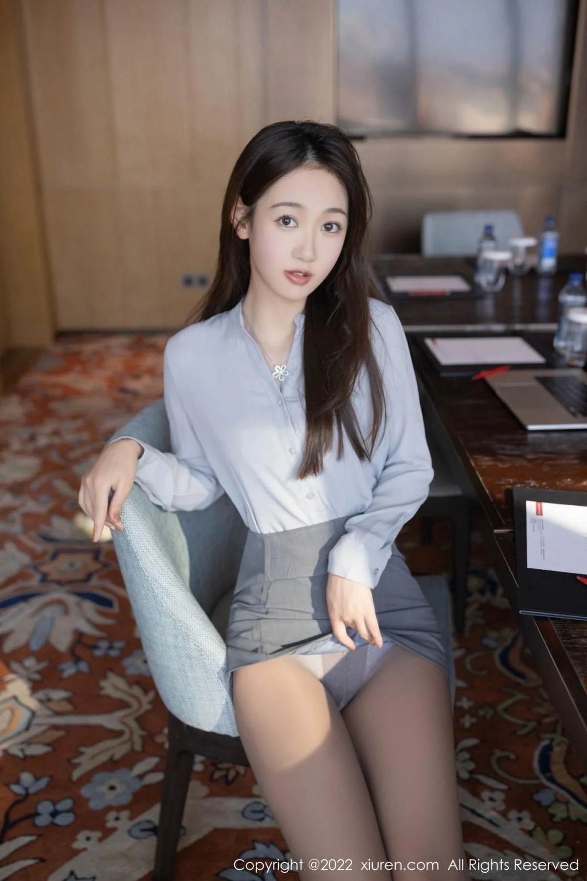 唐安琪珠三角旅拍蓝灰长T配灰短裙半脱露蕾丝内衣绝美写真 第 6 张