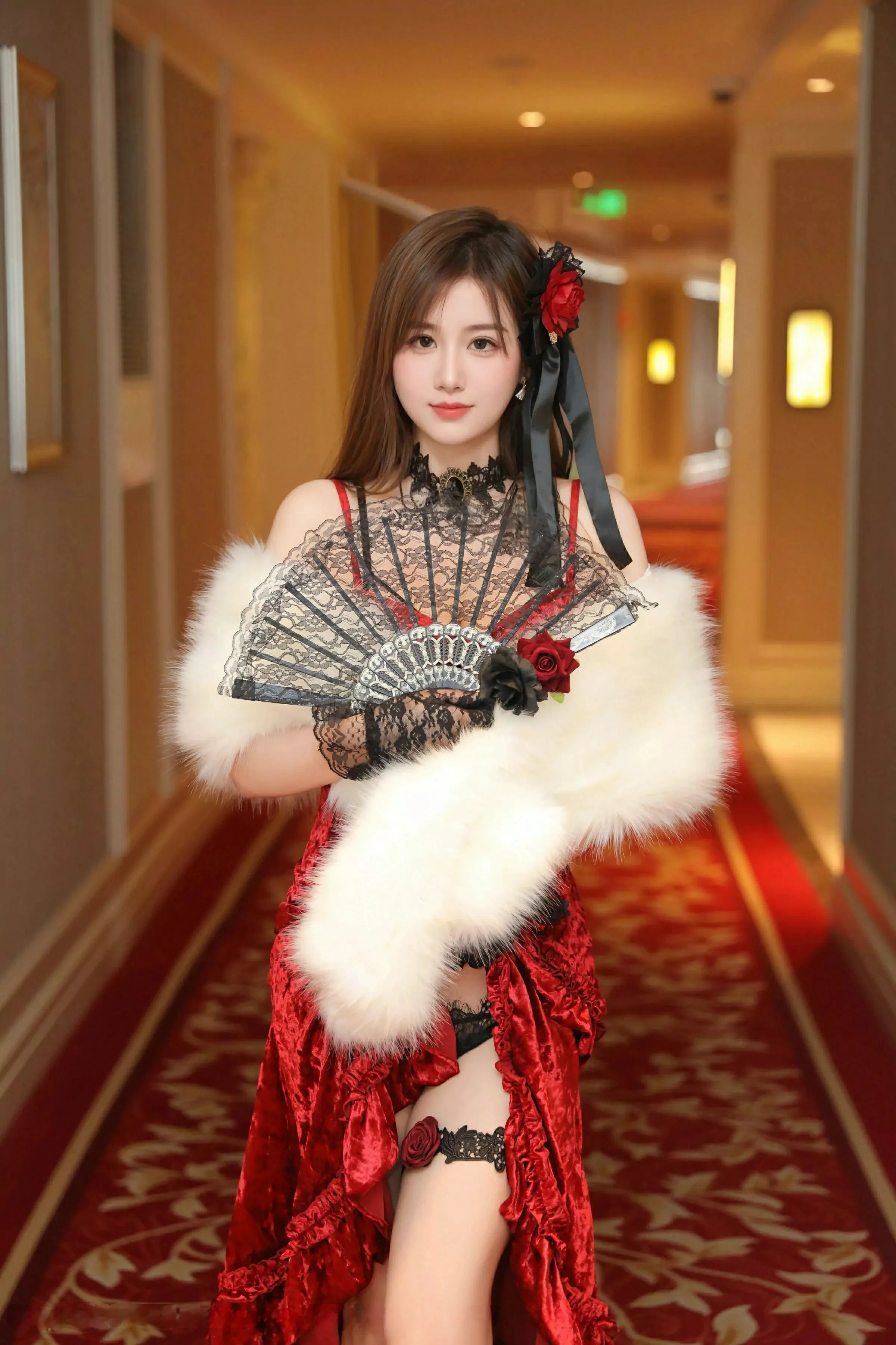 小肉肉咪性感复古红色长裙半脱秀凹凸身材修长美腿绝美写真 第 12 张