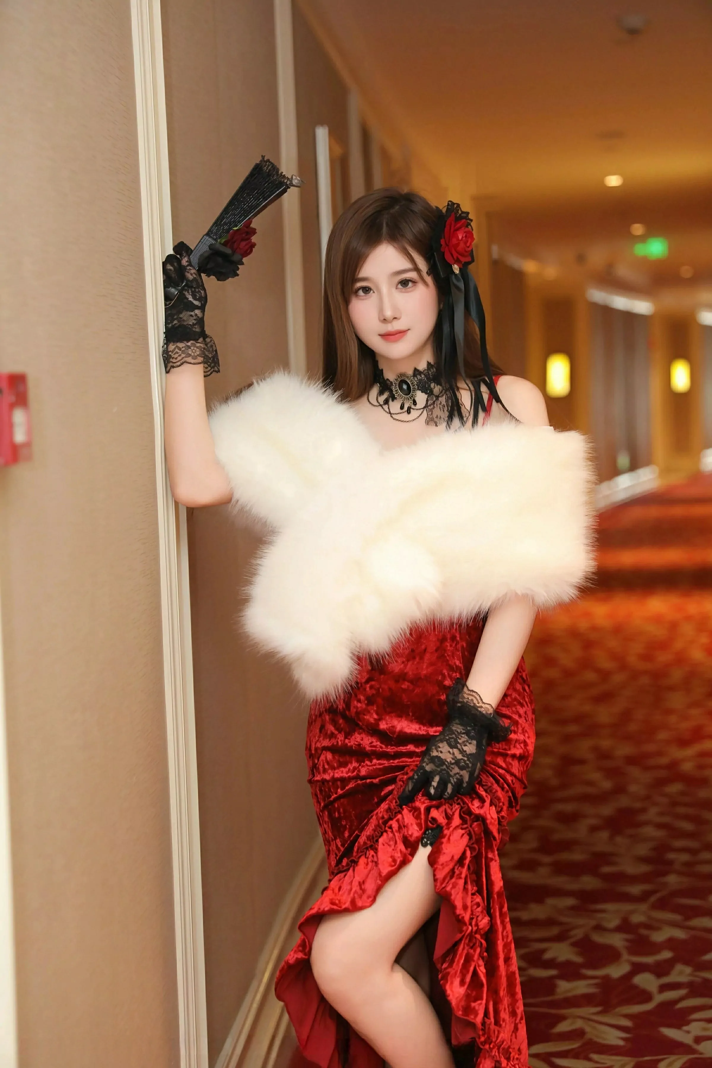 小肉肉咪性感复古红色长裙半脱秀凹凸身材修长美腿绝美写真 第 6 张