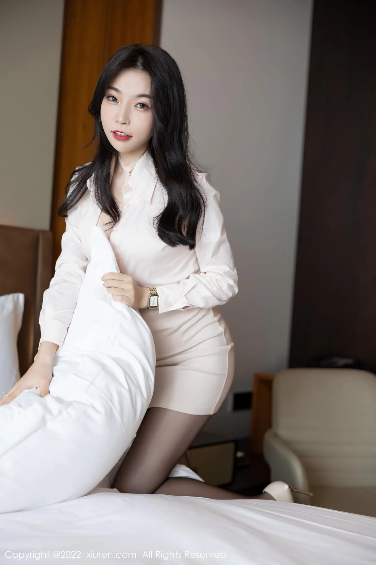 徐莉芝Booty半脱浅色套装露浅色蕾丝内衣超薄黑丝绝美写真 第 16 张