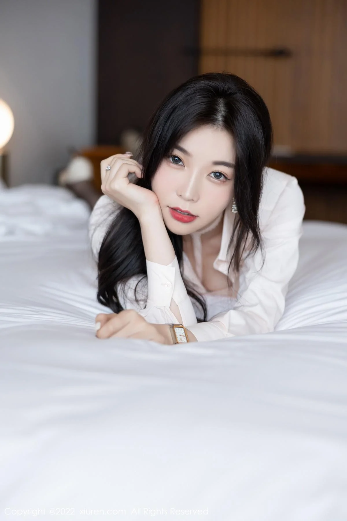 徐莉芝Booty半脱浅色套装露浅色蕾丝内衣超薄黑丝绝美写真 第 35 张