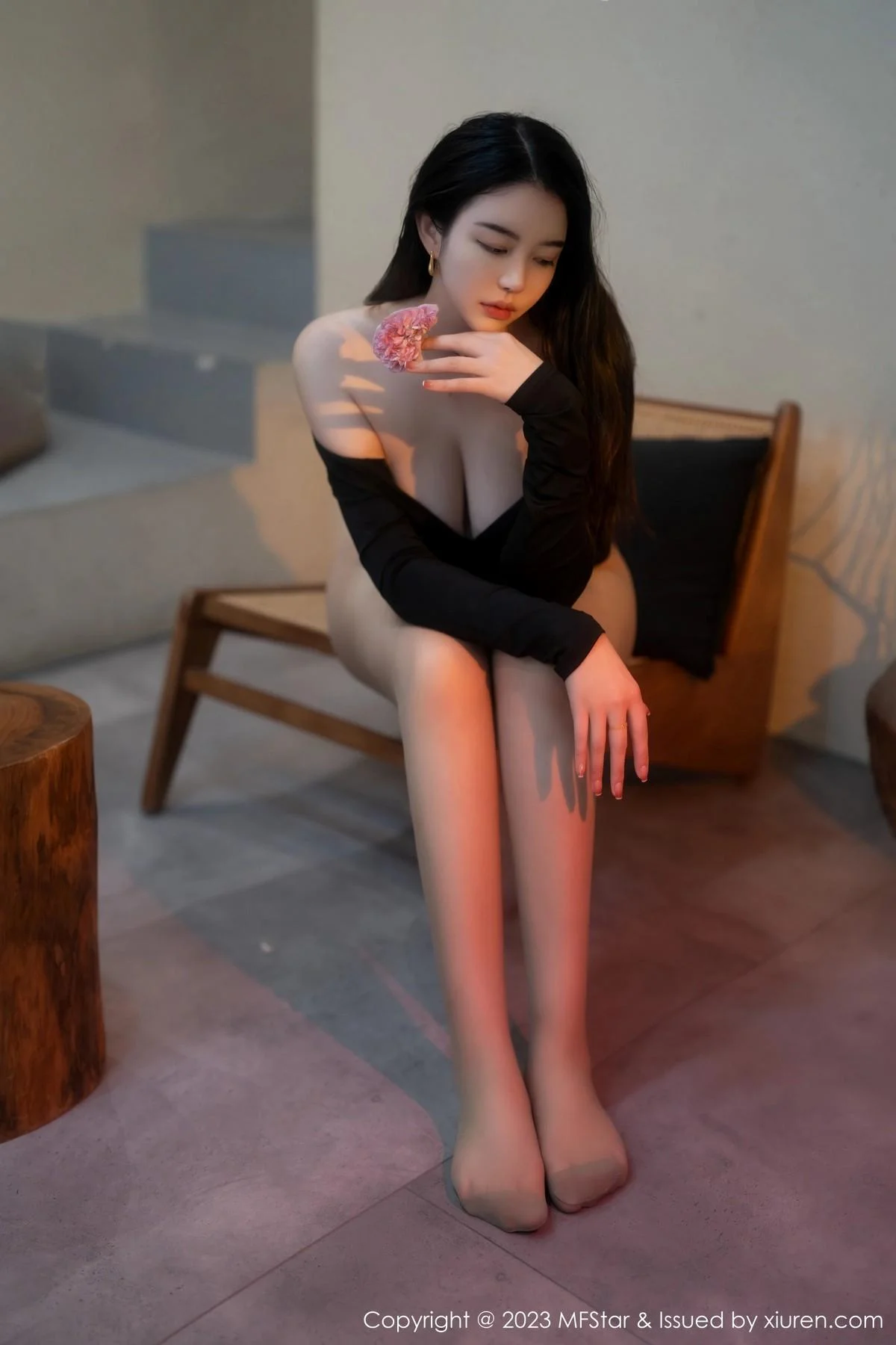 樱桃小犊子性感黑色低胸服配超薄黑丝秀丰腴身姿绝美写真 第 108 张