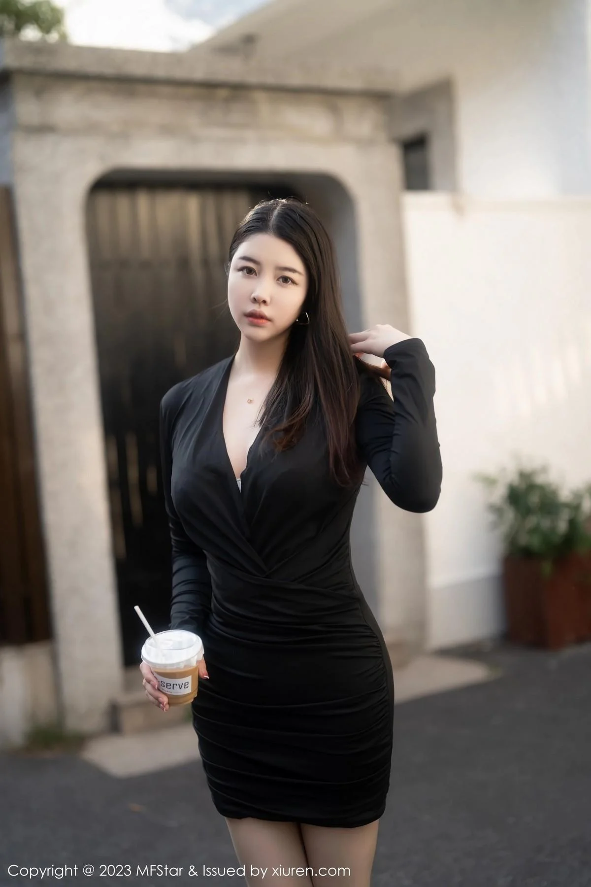 樱桃小犊子性感黑色低胸服配超薄黑丝秀丰腴身姿绝美写真 第 18 张